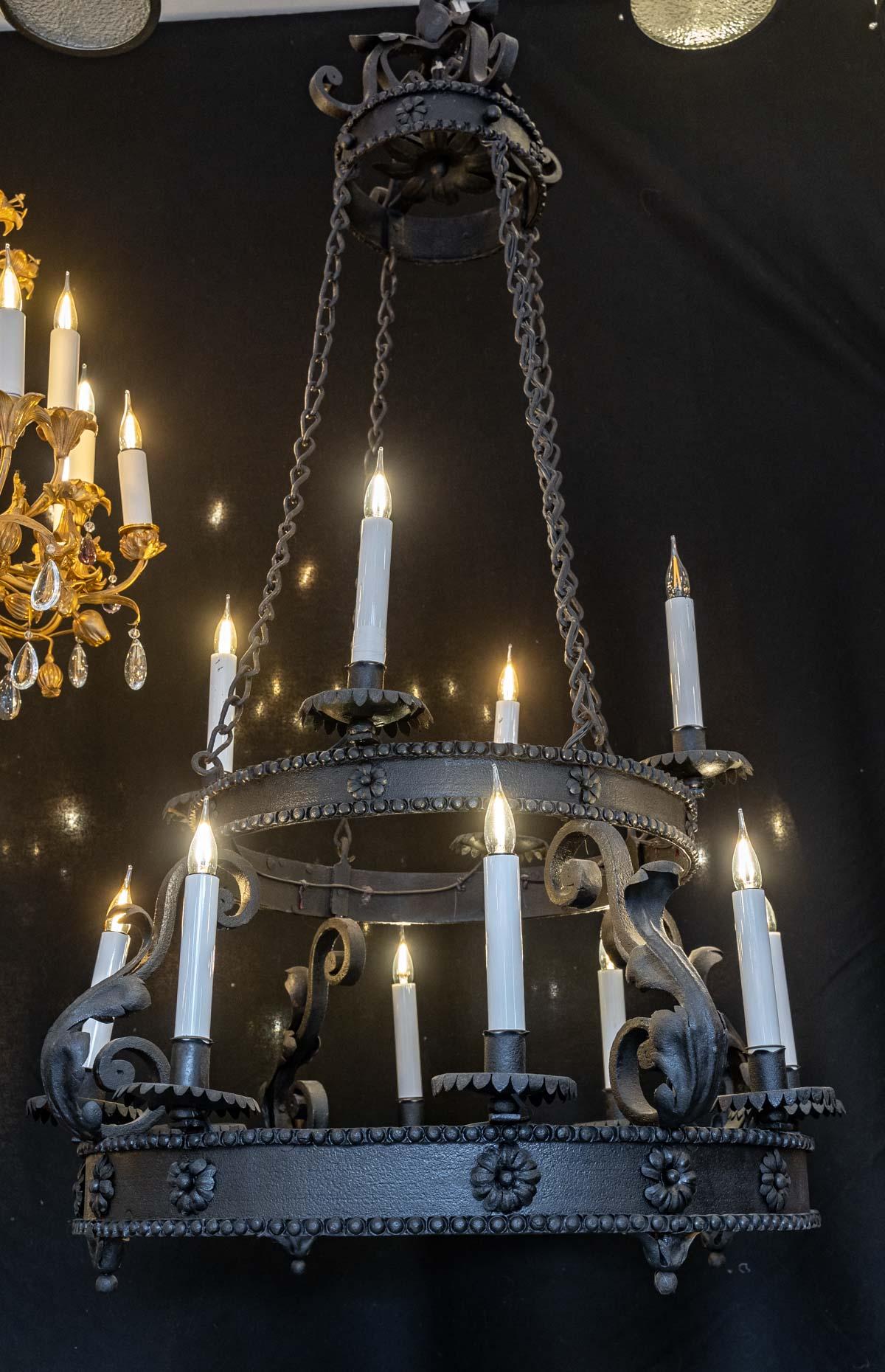 Important 19th or early 20th century wrought iron chandelier, 12 lights.
Measures: H: 135 cm, D: 74 cm.