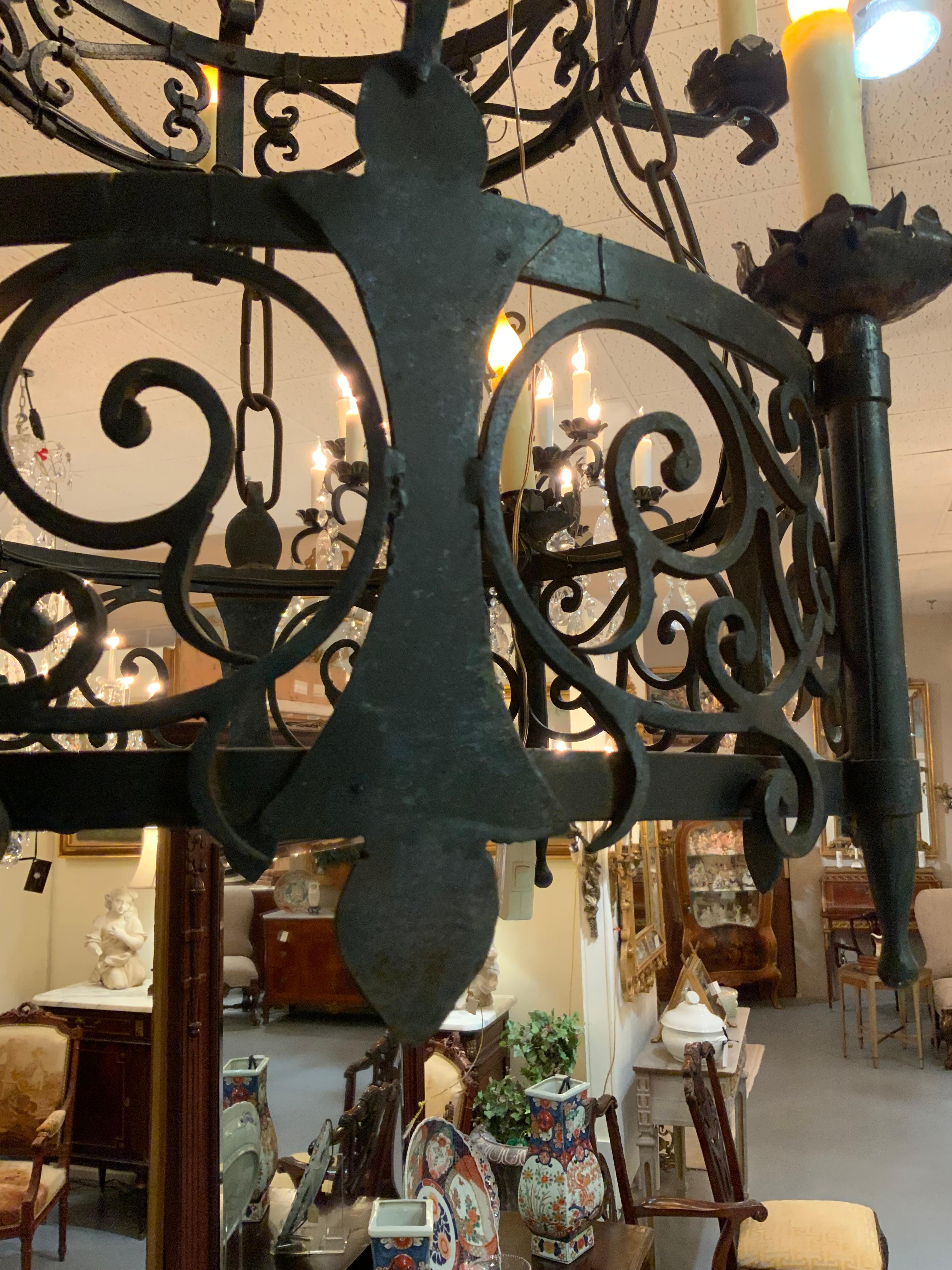 Spagnolo Lampadario in ferro battuto dalla Spagna a otto luci in vendita