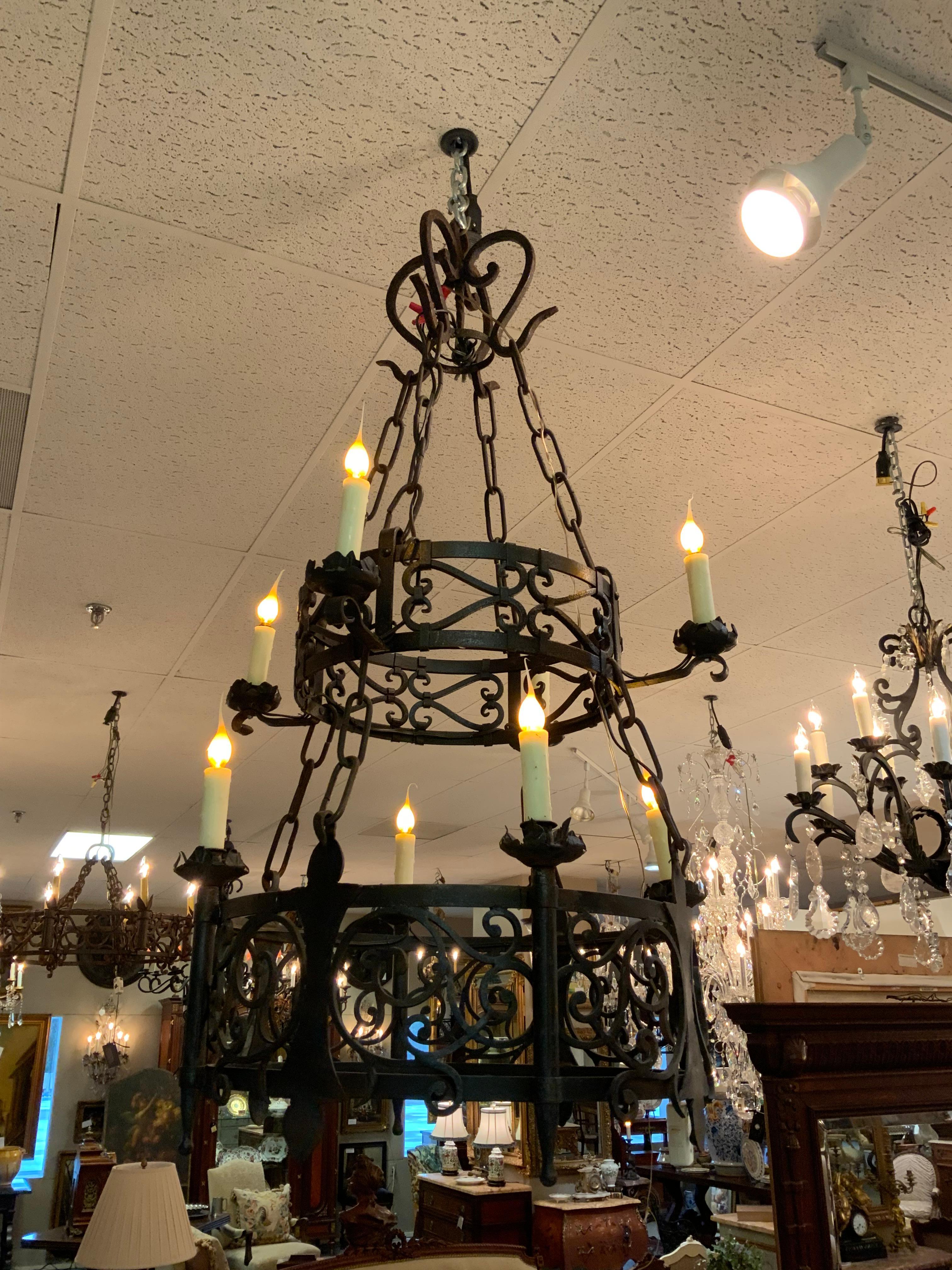 Lampadario in ferro battuto dalla Spagna a otto luci In condizioni ottime in vendita a Houston, TX