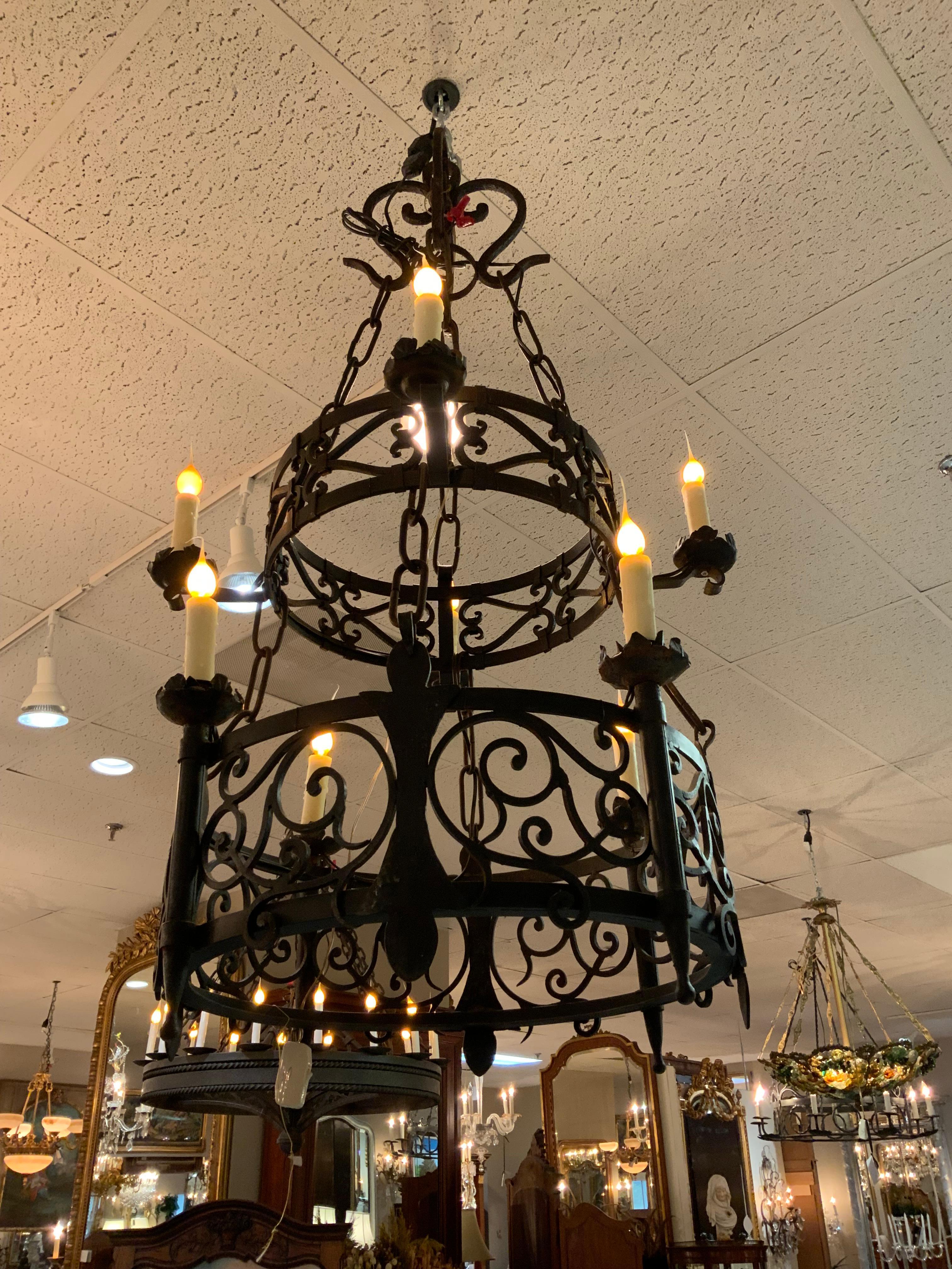 XX secolo Lampadario in ferro battuto dalla Spagna a otto luci in vendita