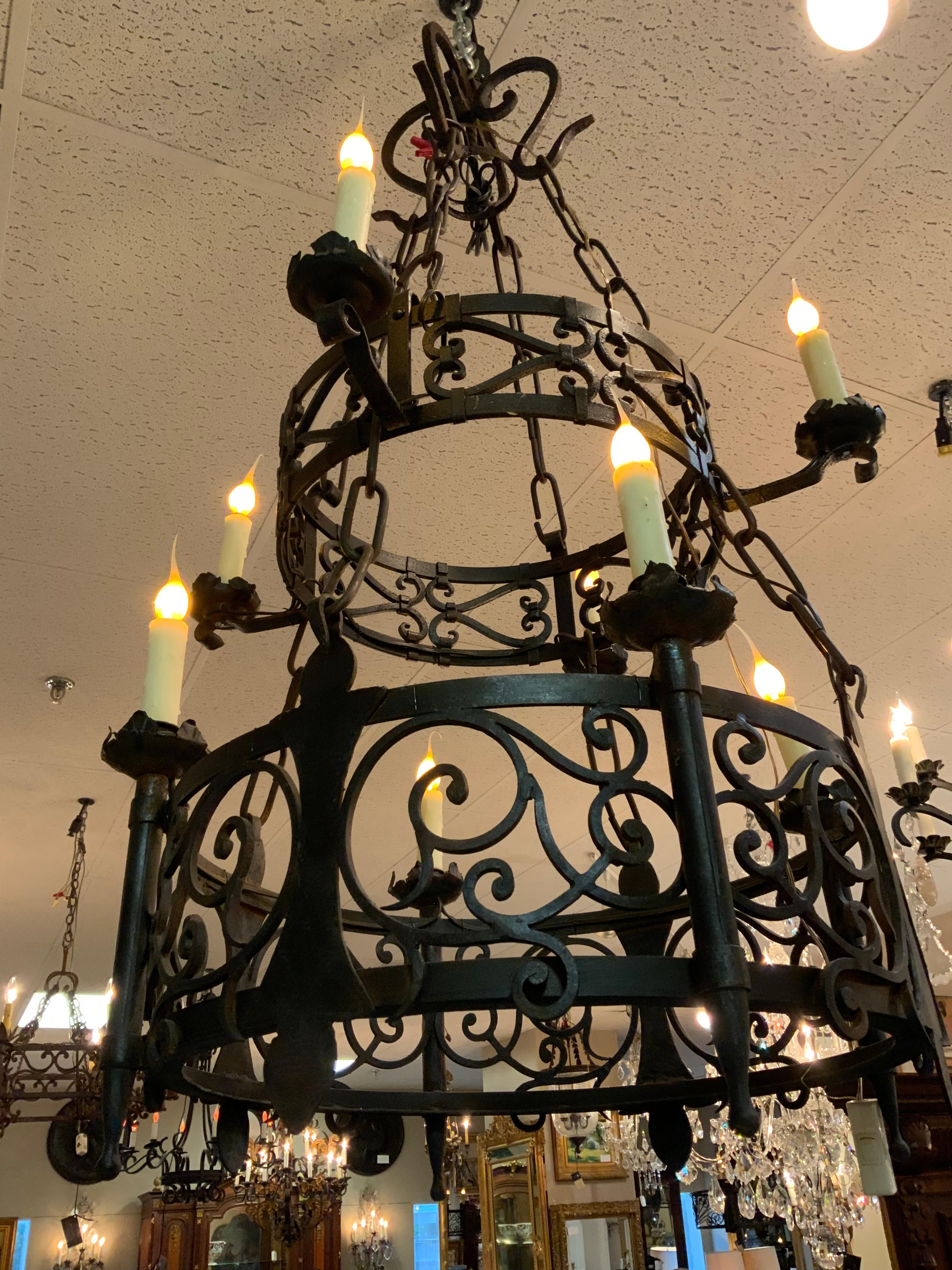 Ferro Lampadario in ferro battuto dalla Spagna a otto luci in vendita