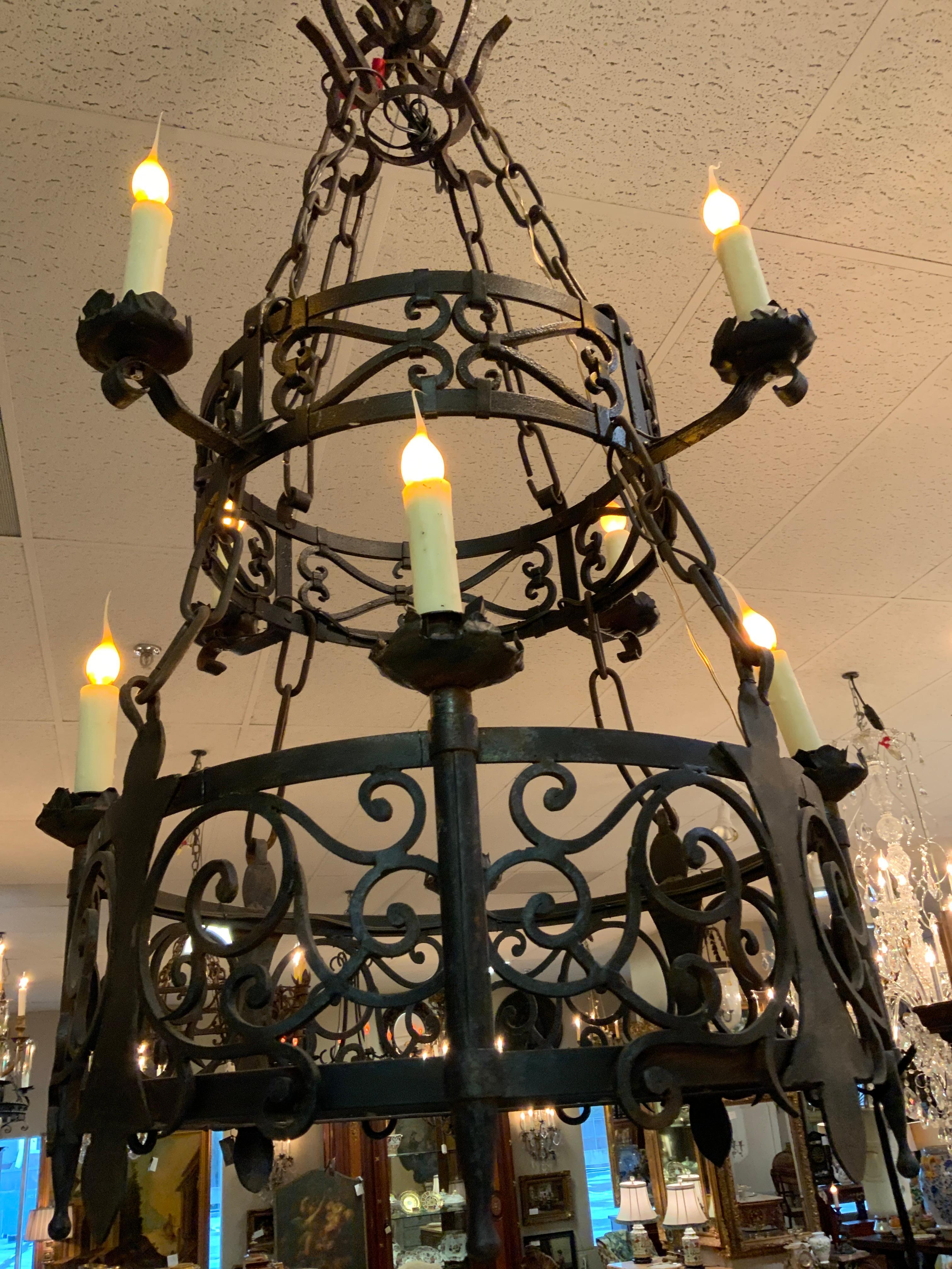 Lampadario in ferro battuto dalla Spagna a otto luci in vendita 1