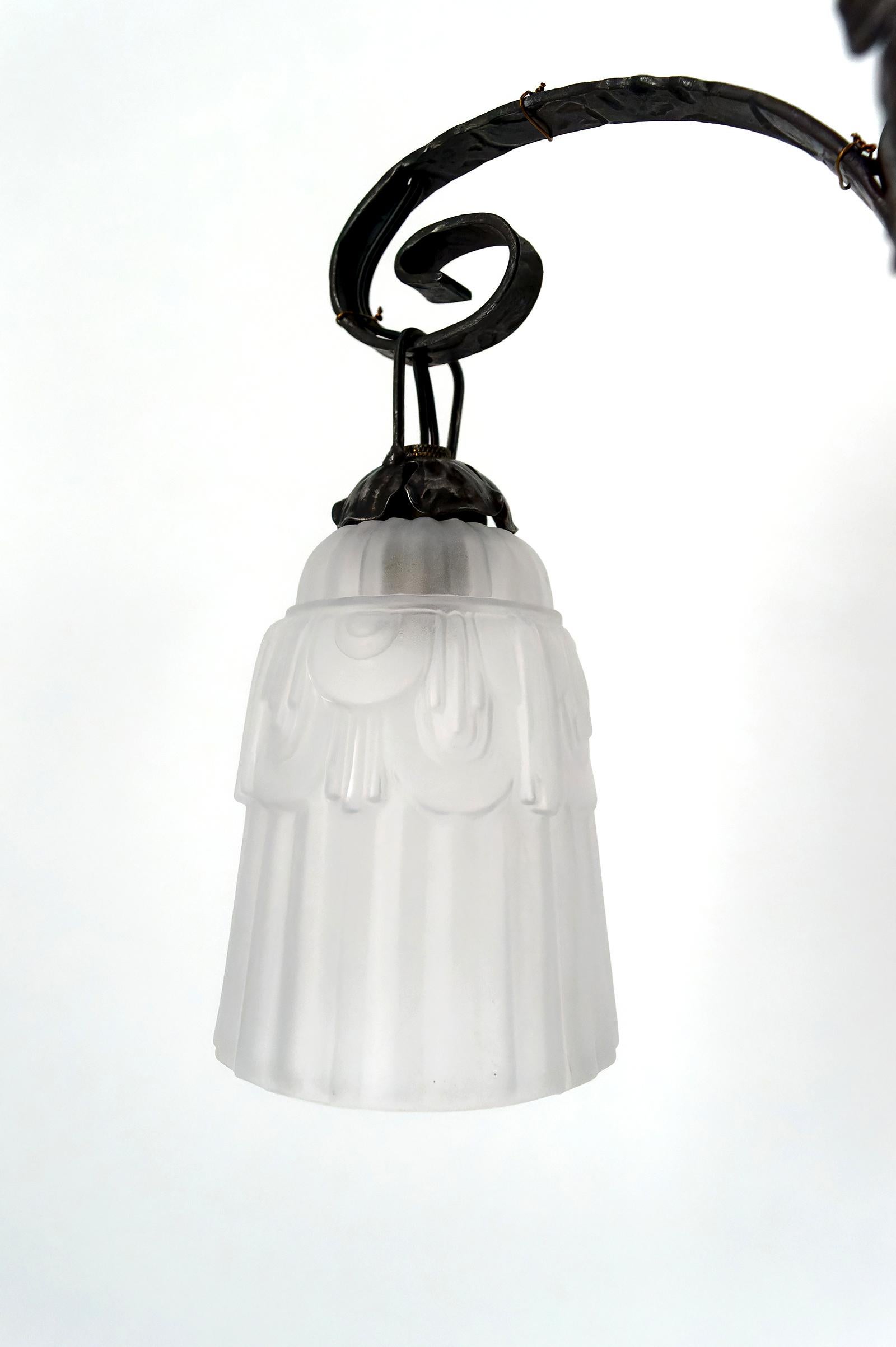 Lampadario in ferro battuto, tulipani e ciotola in vetro stampato, Art Deco, Francia in vendita 2
