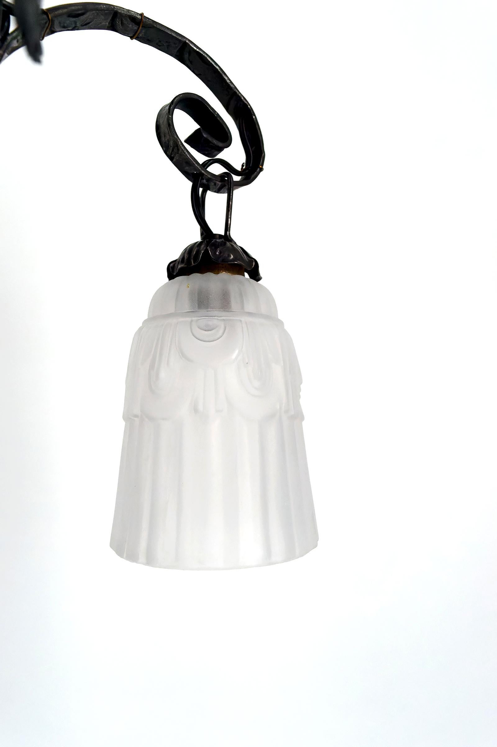 Lampadario in ferro battuto, tulipani e ciotola in vetro stampato, Art Deco, Francia in vendita 3