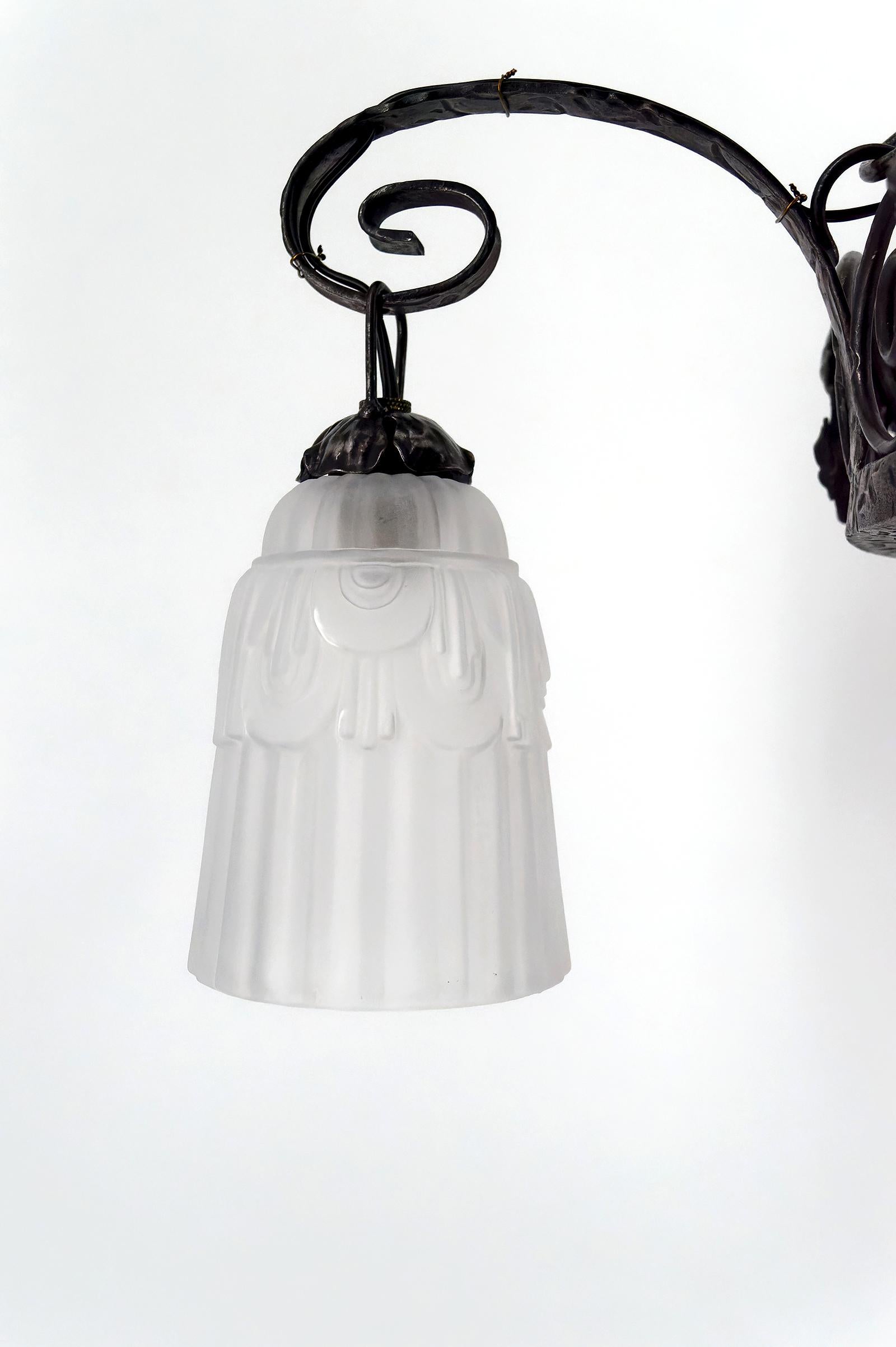 Lampadario in ferro battuto, tulipani e ciotola in vetro stampato, Art Deco, Francia in vendita 4