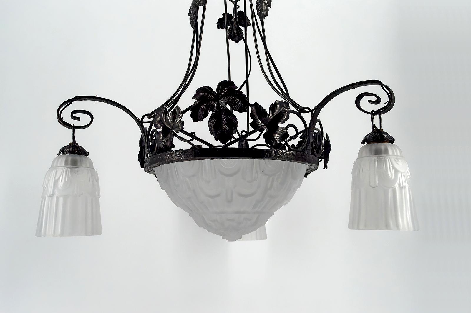 Lampadario in ferro battuto, tulipani e ciotola in vetro stampato, Art Deco, Francia in vendita 5