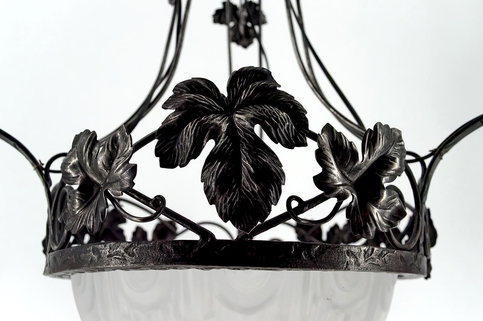 Lampadario in ferro battuto, tulipani e ciotola in vetro stampato, Art Deco, Francia in vendita 6