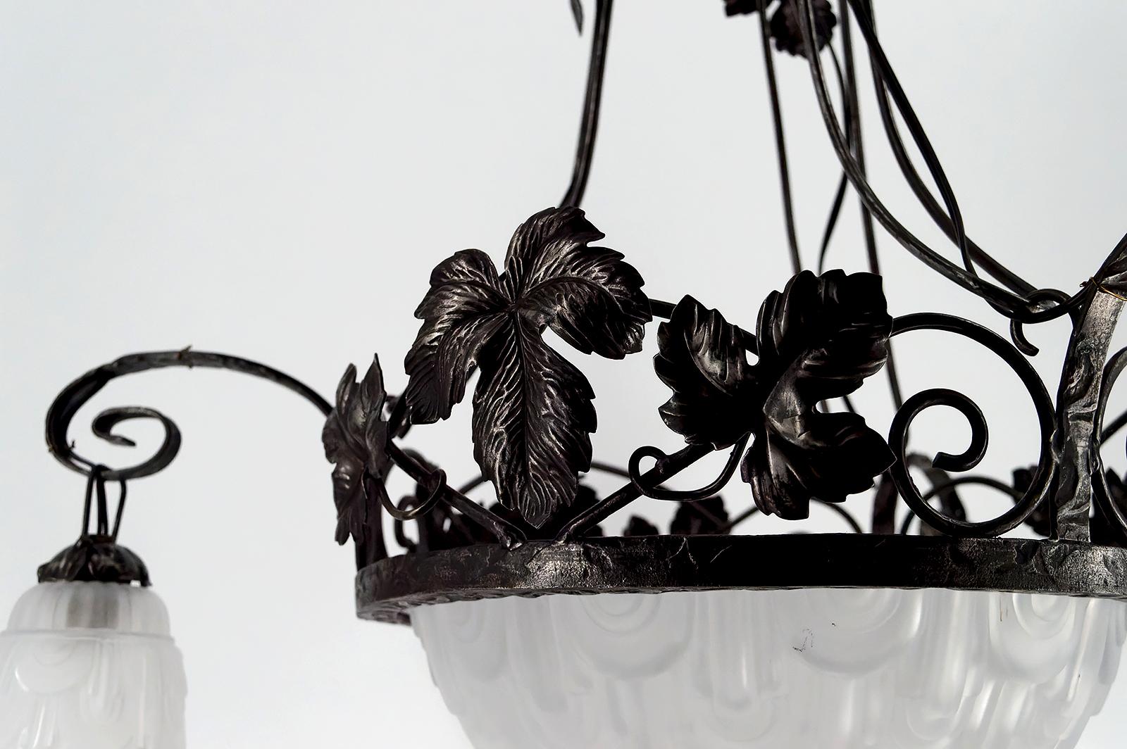 Lampadario in ferro battuto, tulipani e ciotola in vetro stampato, Art Deco, Francia in vendita 7