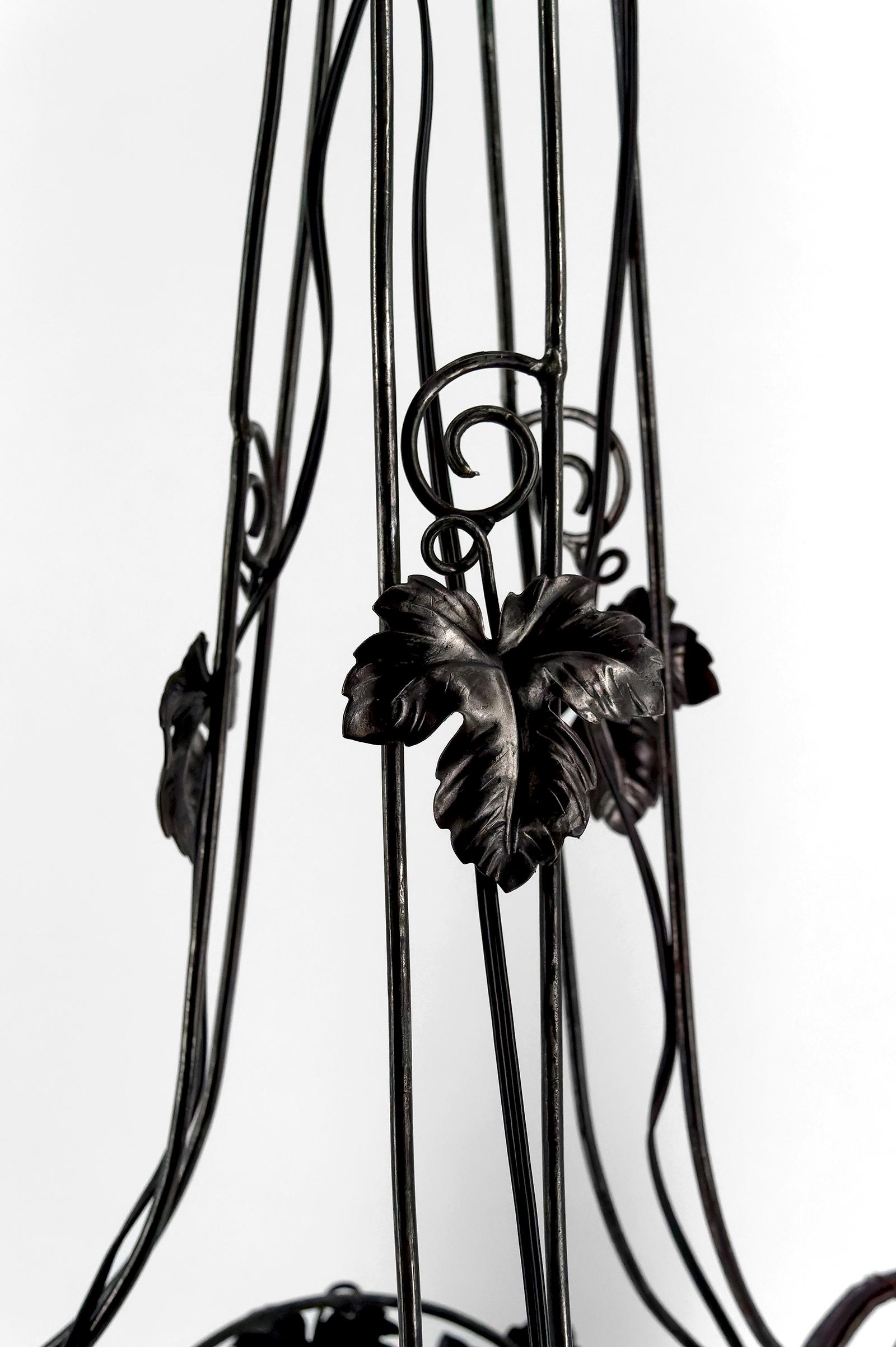 Lampadario in ferro battuto, tulipani e ciotola in vetro stampato, Art Deco, Francia in vendita 8