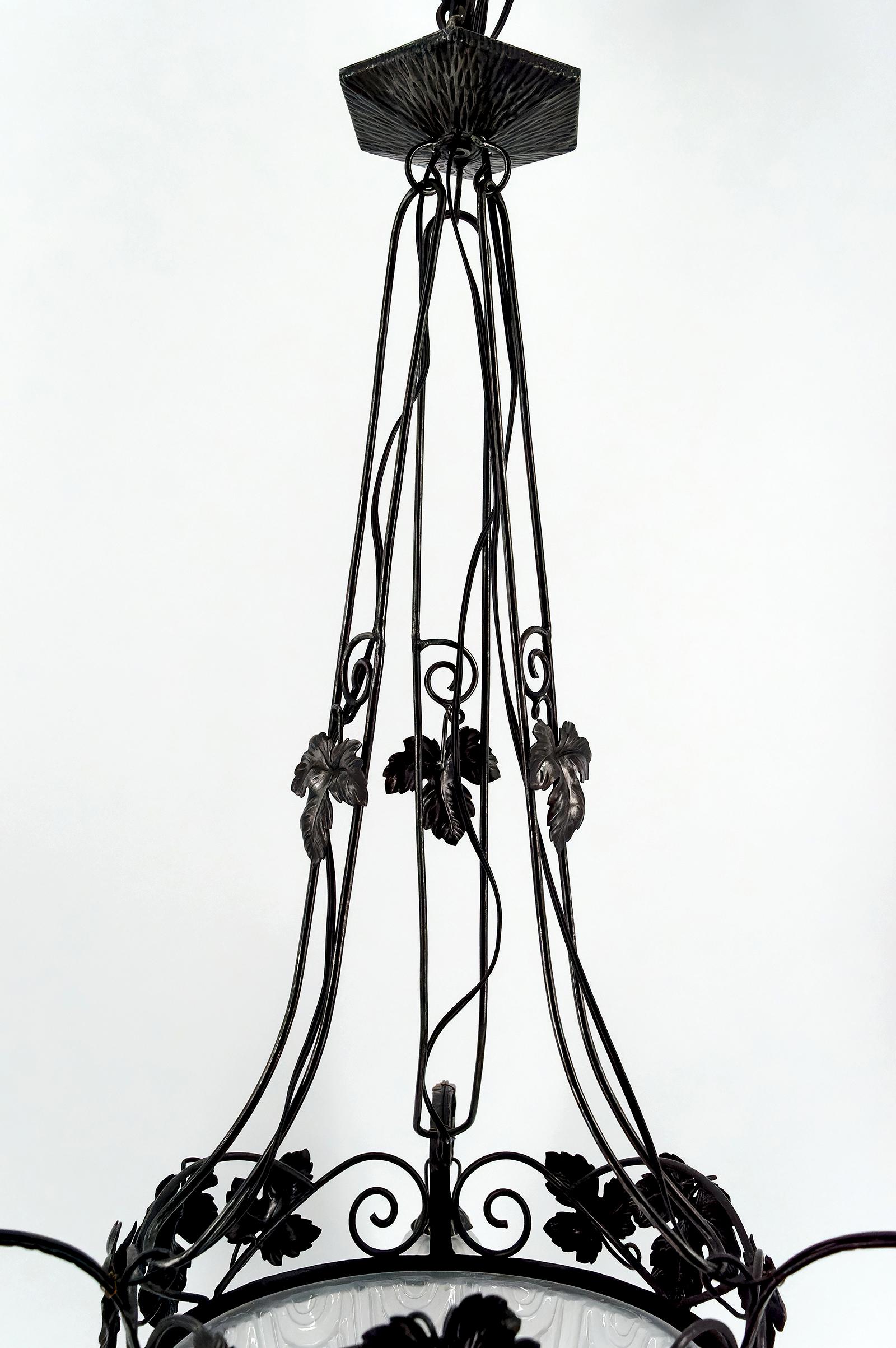 Lampadario in ferro battuto, tulipani e ciotola in vetro stampato, Art Deco, Francia in vendita 9
