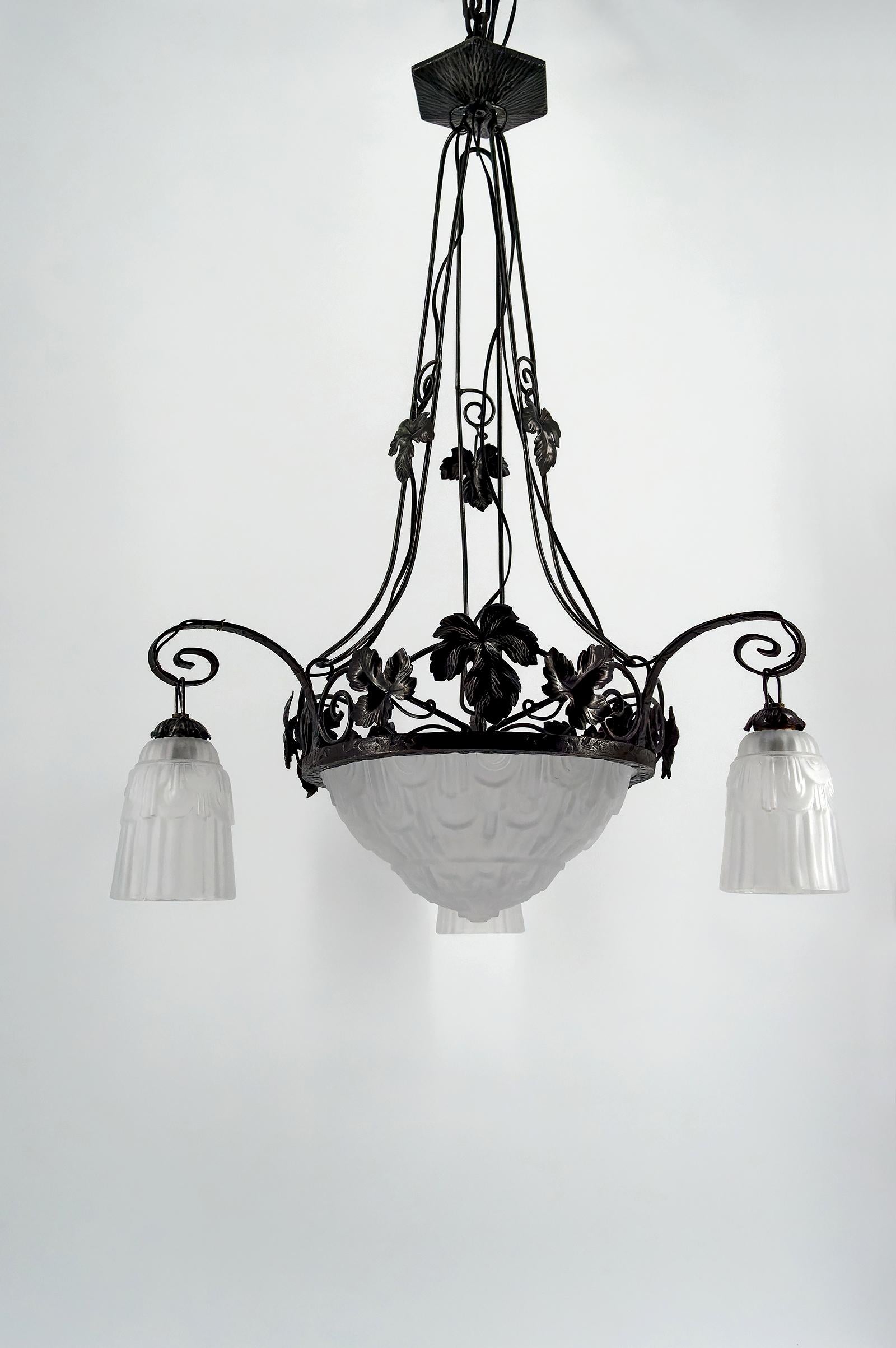 Importante lampadario in ferro battuto, tulipani e coppa in vetro stampato, Art Deco, Francia, circa 1930.

Scopri questo elegante e imponente lampadario in ferro battuto, tipico dello stile Art Déco degli anni '30, originario della Francia.