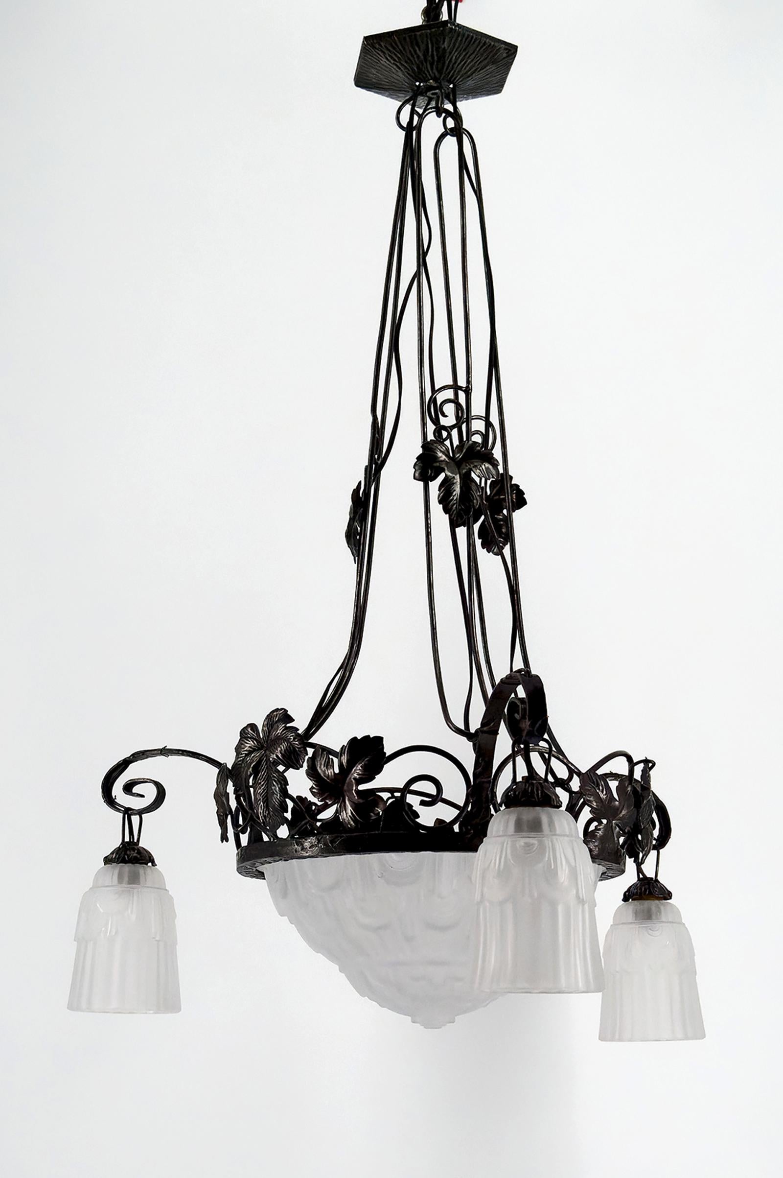 Art Déco Lampadario in ferro battuto, tulipani e ciotola in vetro stampato, Art Deco, Francia in vendita