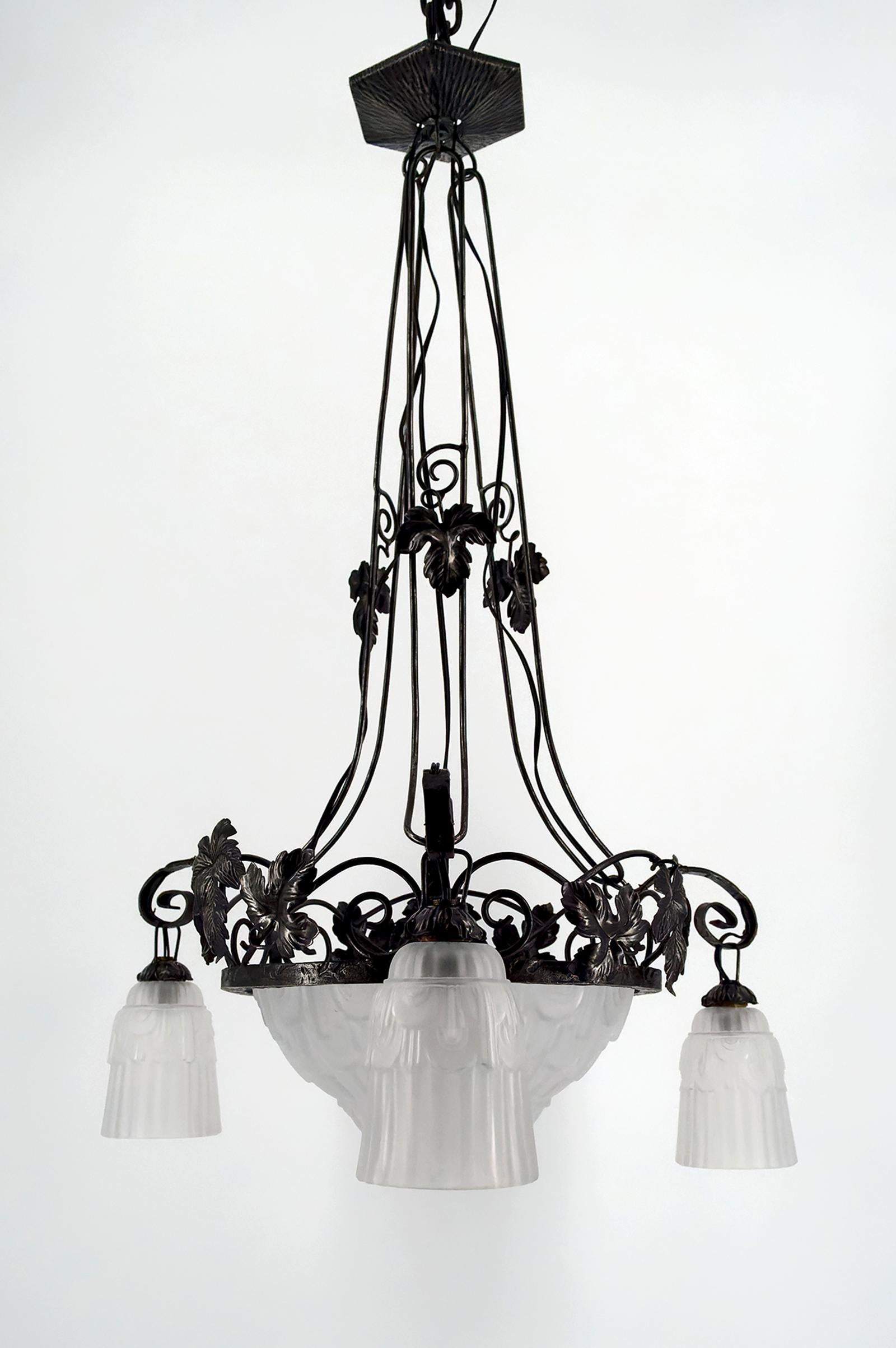 Francese Lampadario in ferro battuto, tulipani e ciotola in vetro stampato, Art Deco, Francia in vendita