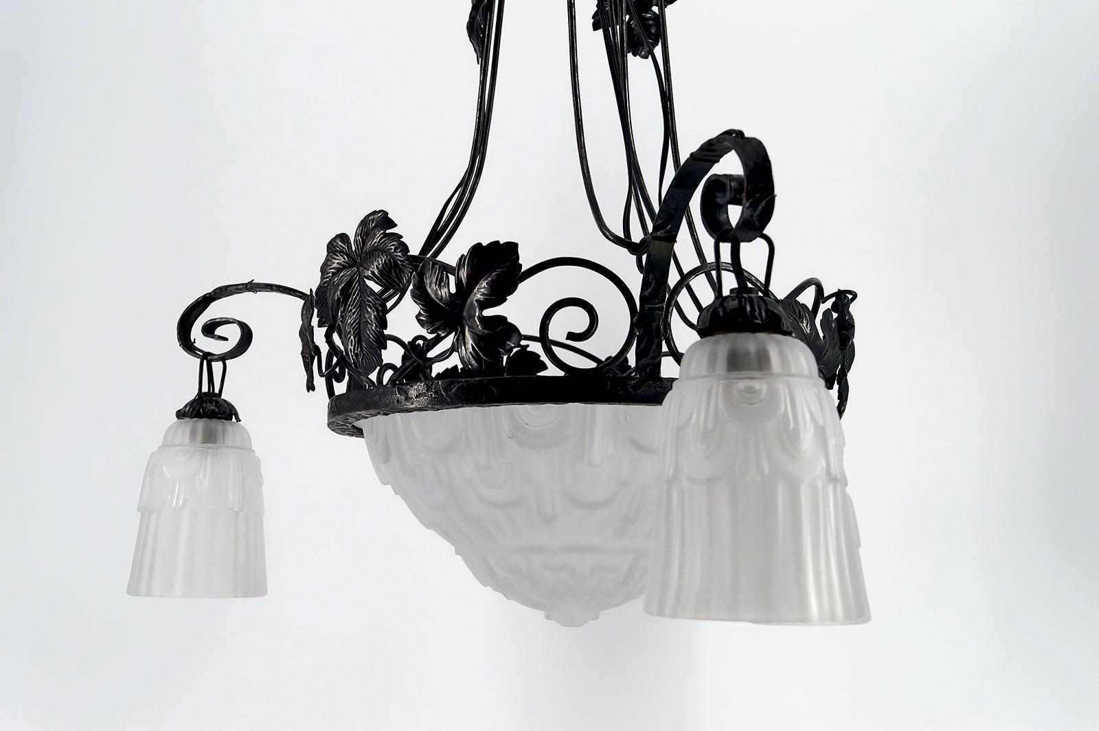Intagliato Lampadario in ferro battuto, tulipani e ciotola in vetro stampato, Art Deco, Francia in vendita