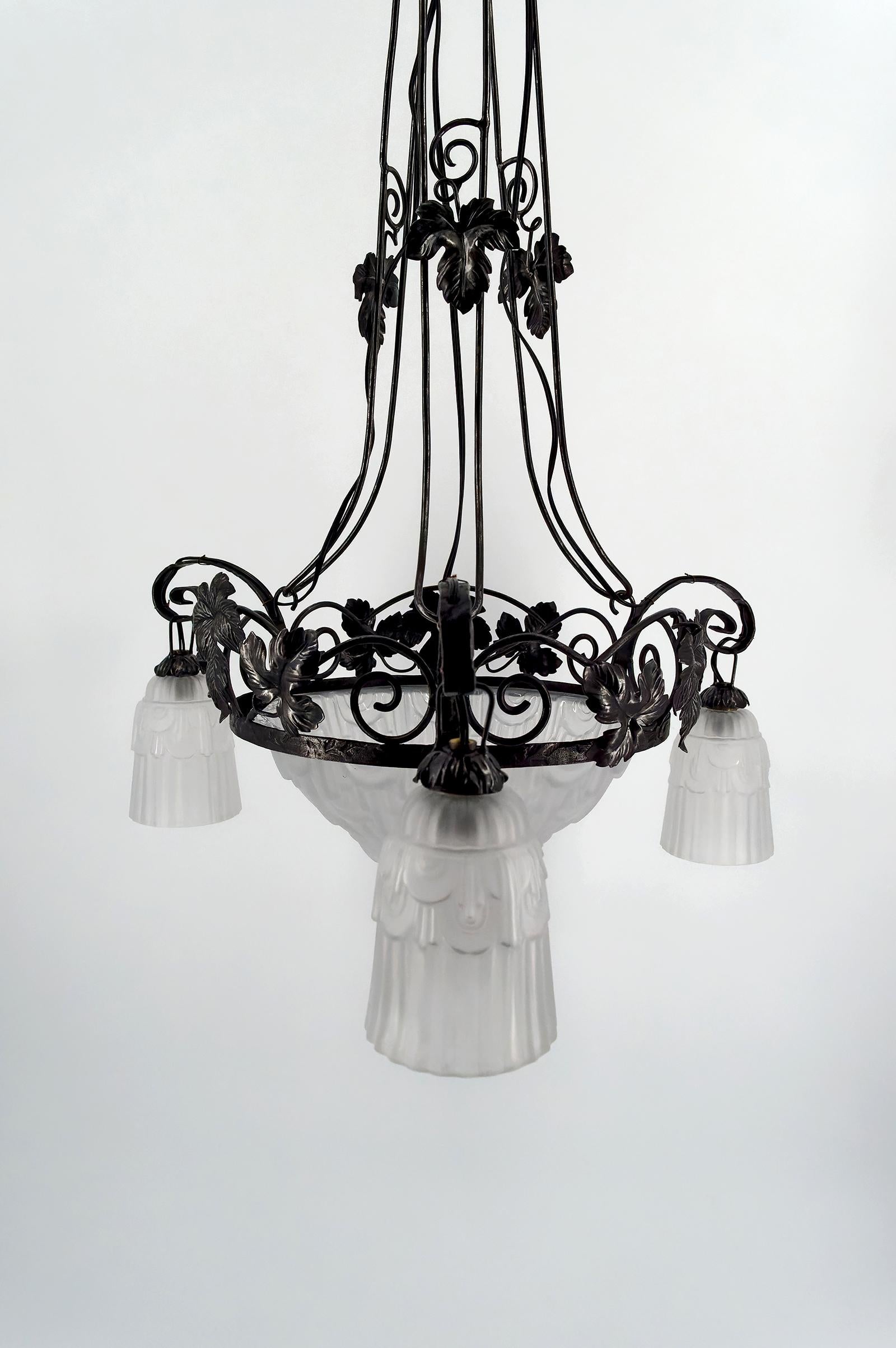 Lampadario in ferro battuto, tulipani e ciotola in vetro stampato, Art Deco, Francia In condizioni buone in vendita a VÉZELAY, FR
