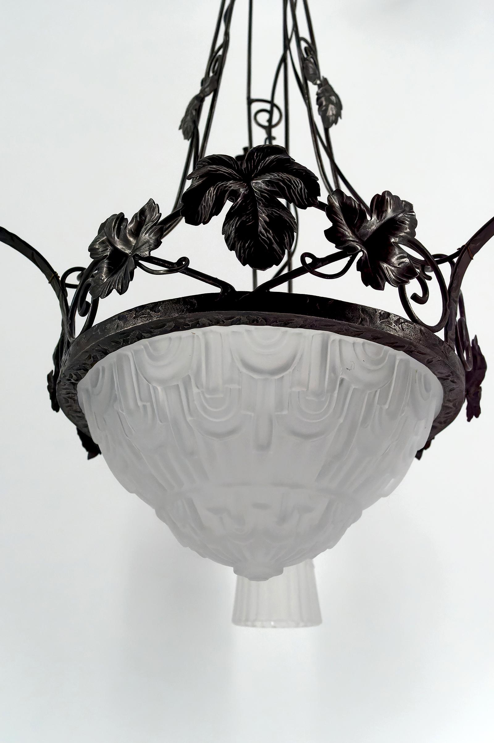 Metà XX secolo Lampadario in ferro battuto, tulipani e ciotola in vetro stampato, Art Deco, Francia in vendita
