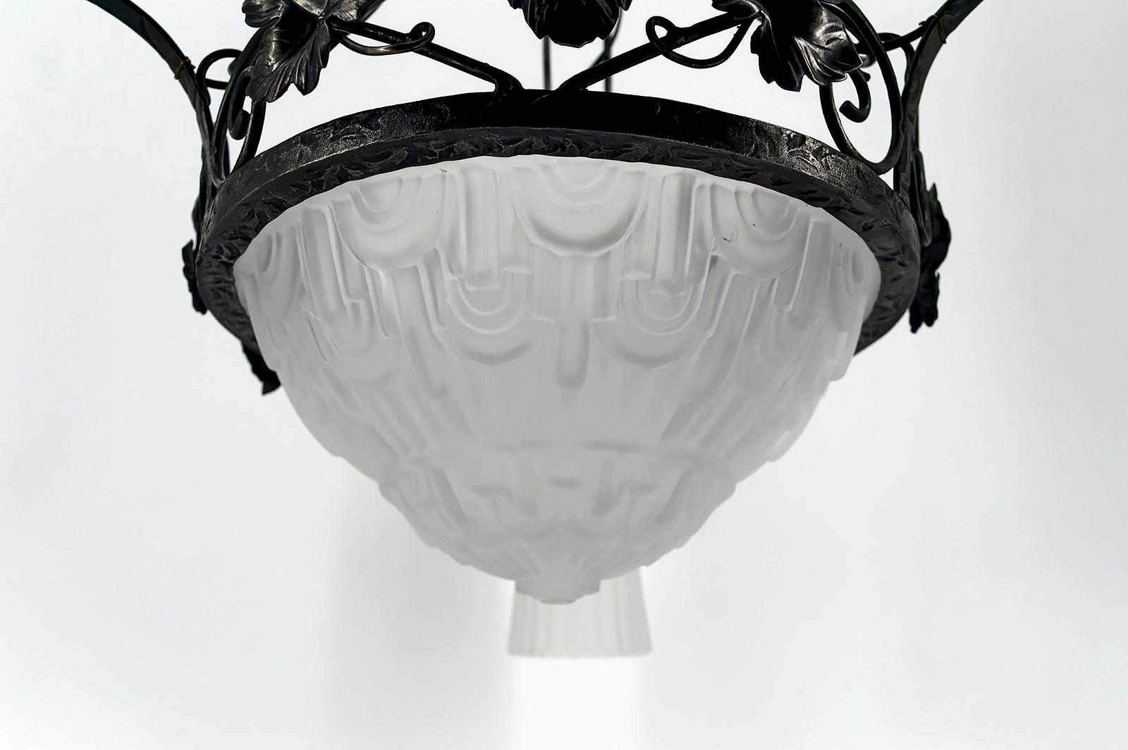 Metallo Lampadario in ferro battuto, tulipani e ciotola in vetro stampato, Art Deco, Francia in vendita