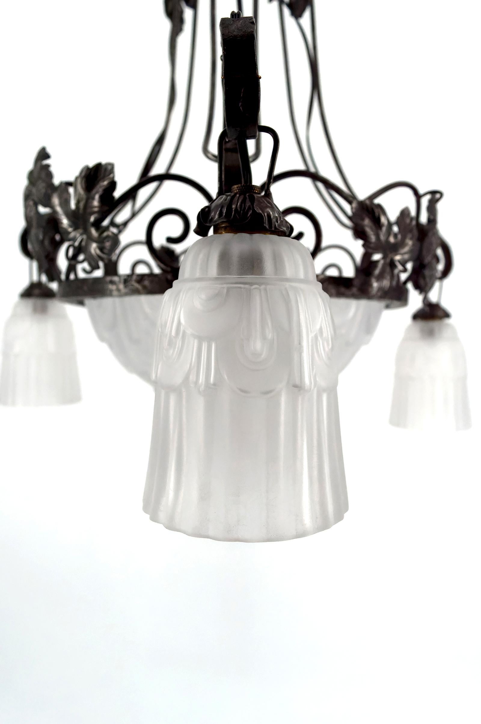 Lampadario in ferro battuto, tulipani e ciotola in vetro stampato, Art Deco, Francia in vendita 1
