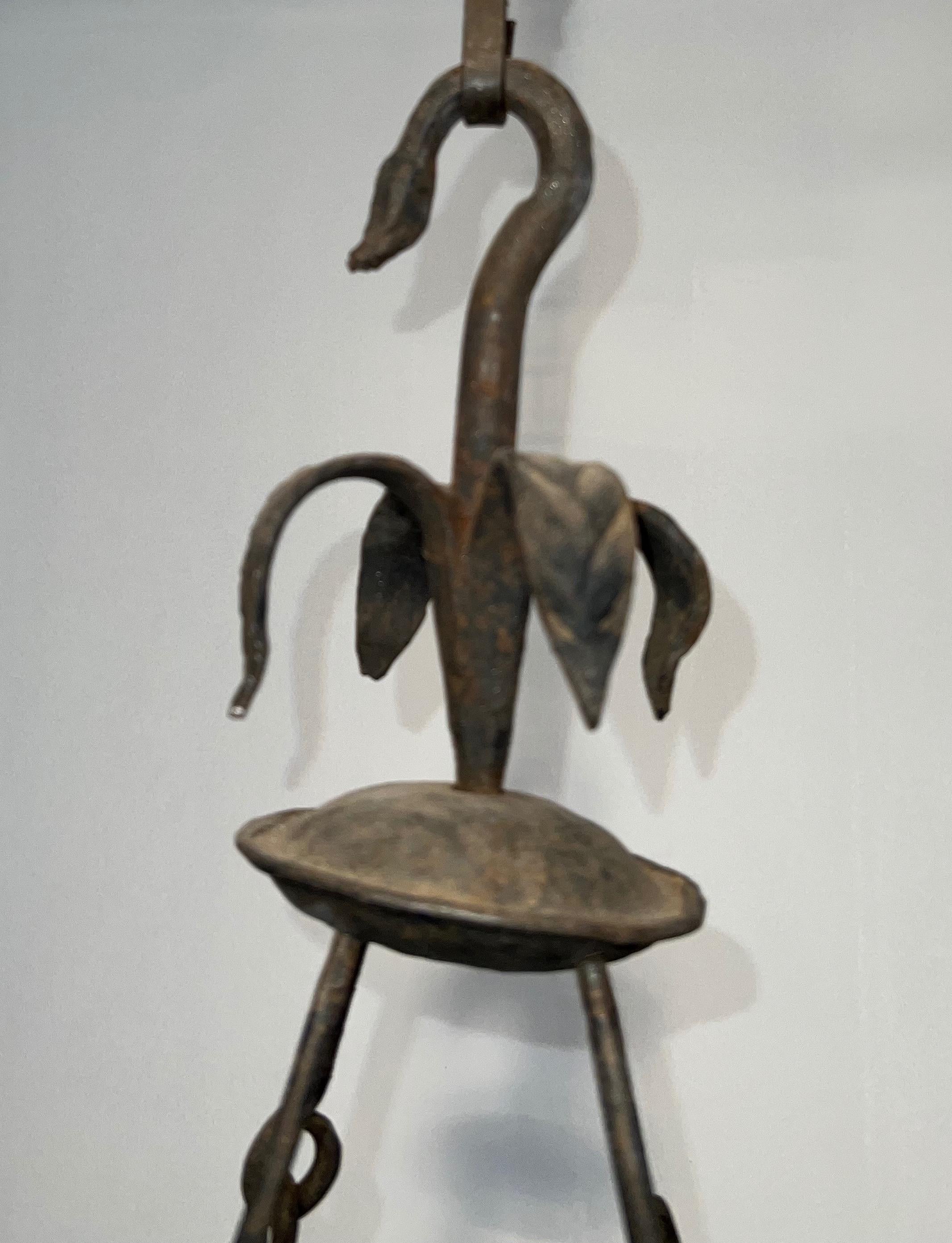 Lampadario in ferro battuto a 12 luci in stile gotico. Circa 1950 in vendita 3