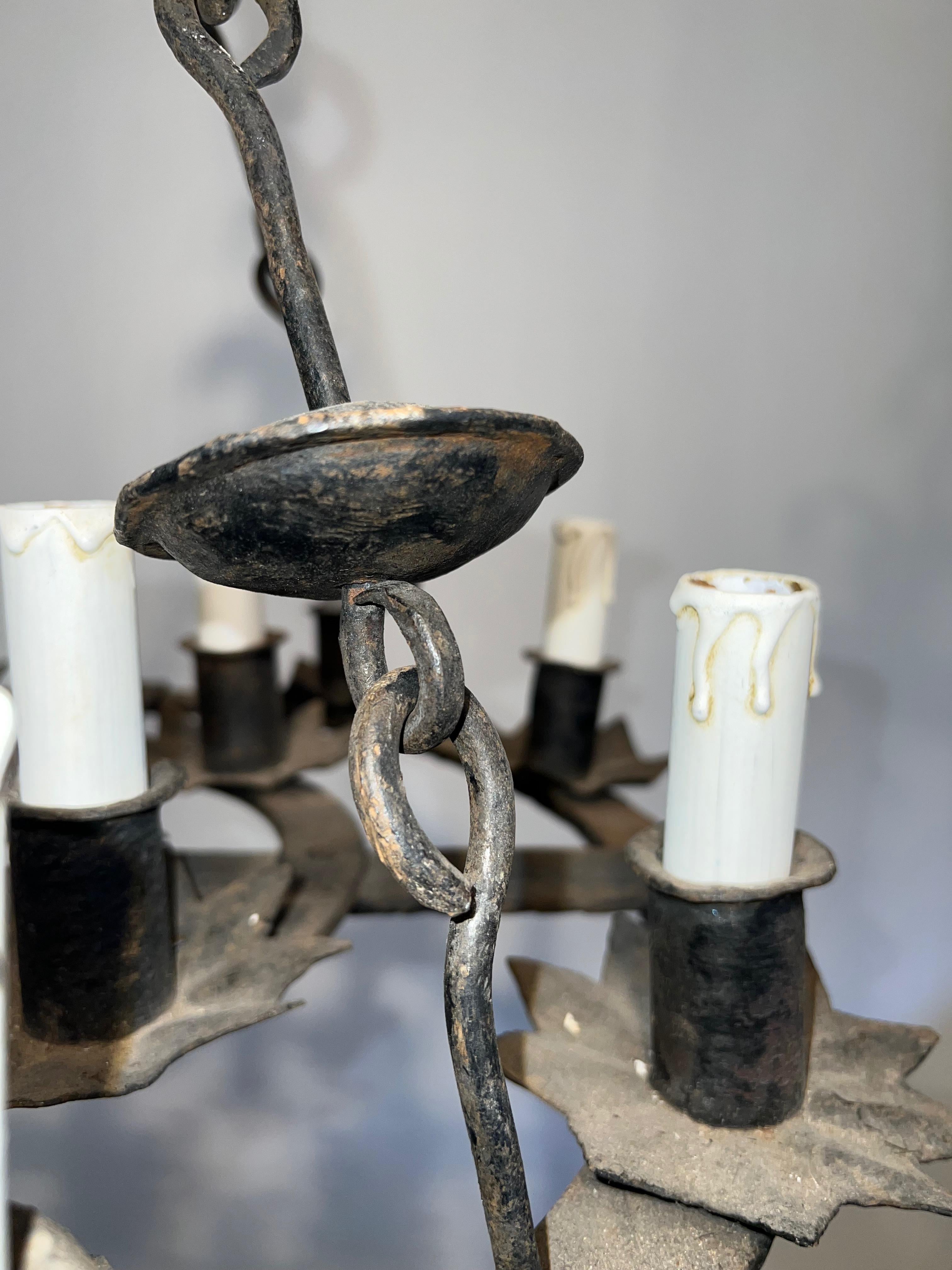 Lampadario in ferro battuto a 12 luci in stile gotico. Circa 1950 in vendita 8