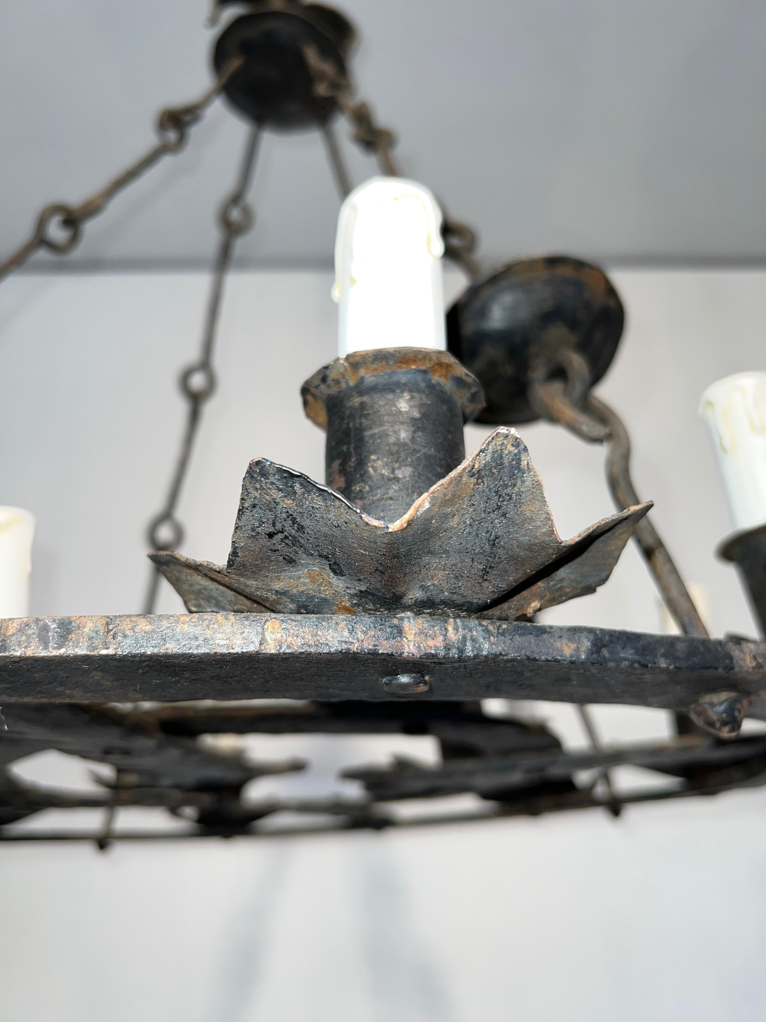 Lampadario in ferro battuto a 12 luci in stile gotico. Circa 1950 in vendita 11