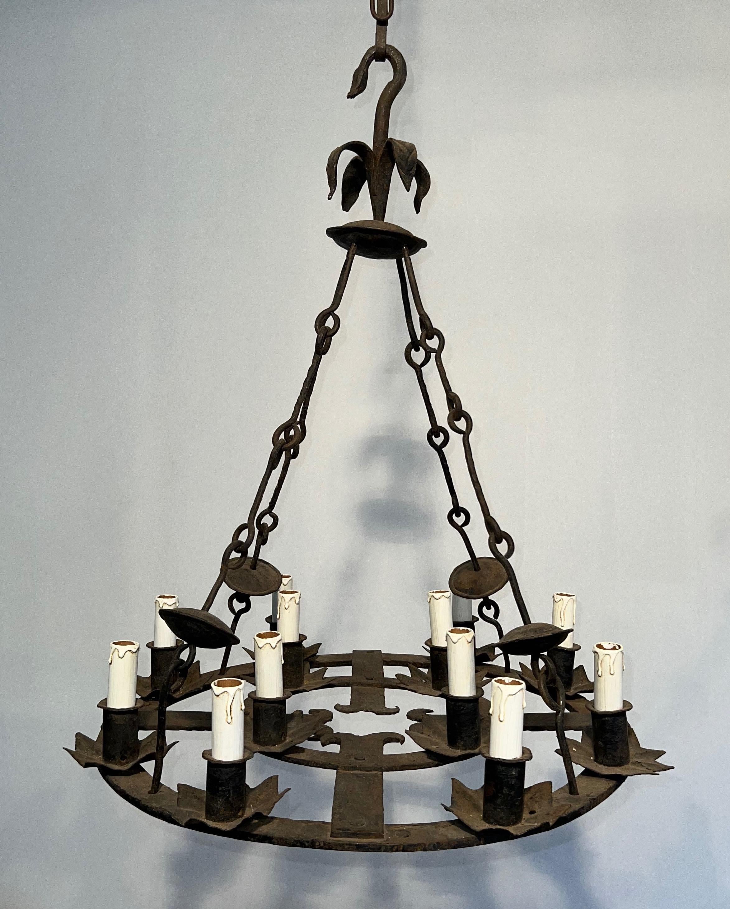 Lampadario in ferro battuto a 12 luci in stile gotico. Circa 1950 in vendita 12