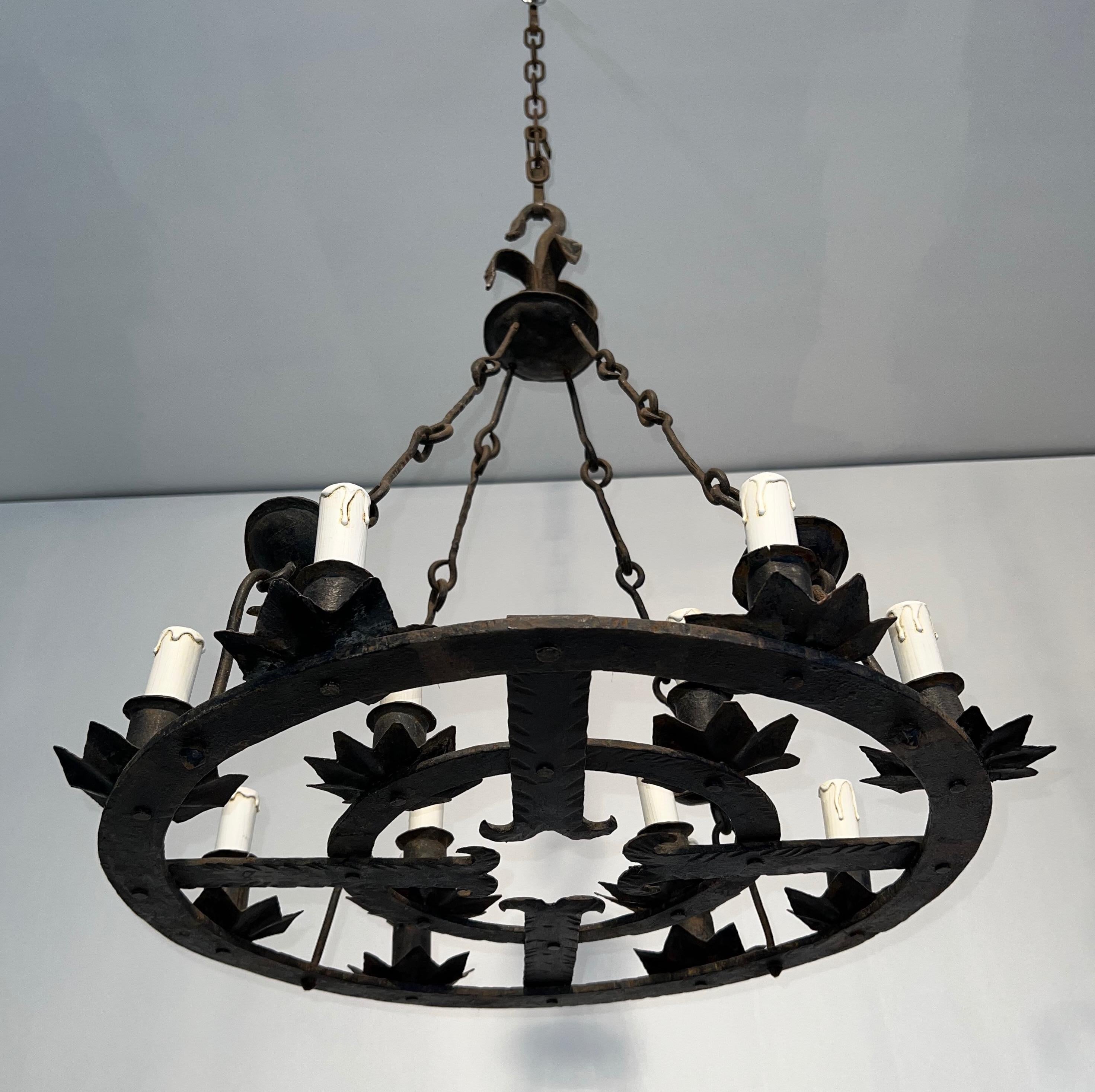 Lampadario in ferro battuto a 12 luci in stile gotico. Circa 1950 in vendita 13
