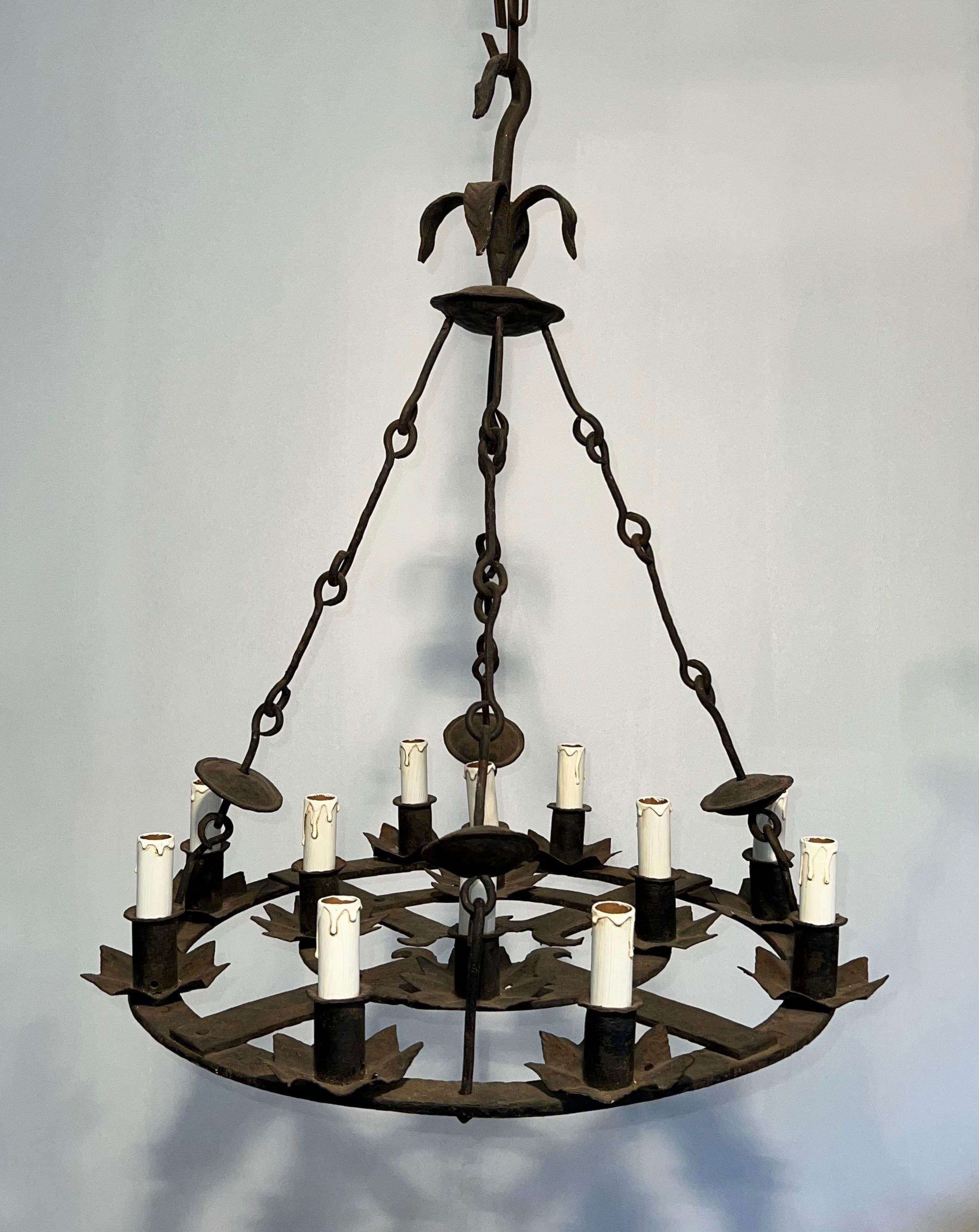 Gotico Lampadario in ferro battuto a 12 luci in stile gotico. Circa 1950 in vendita