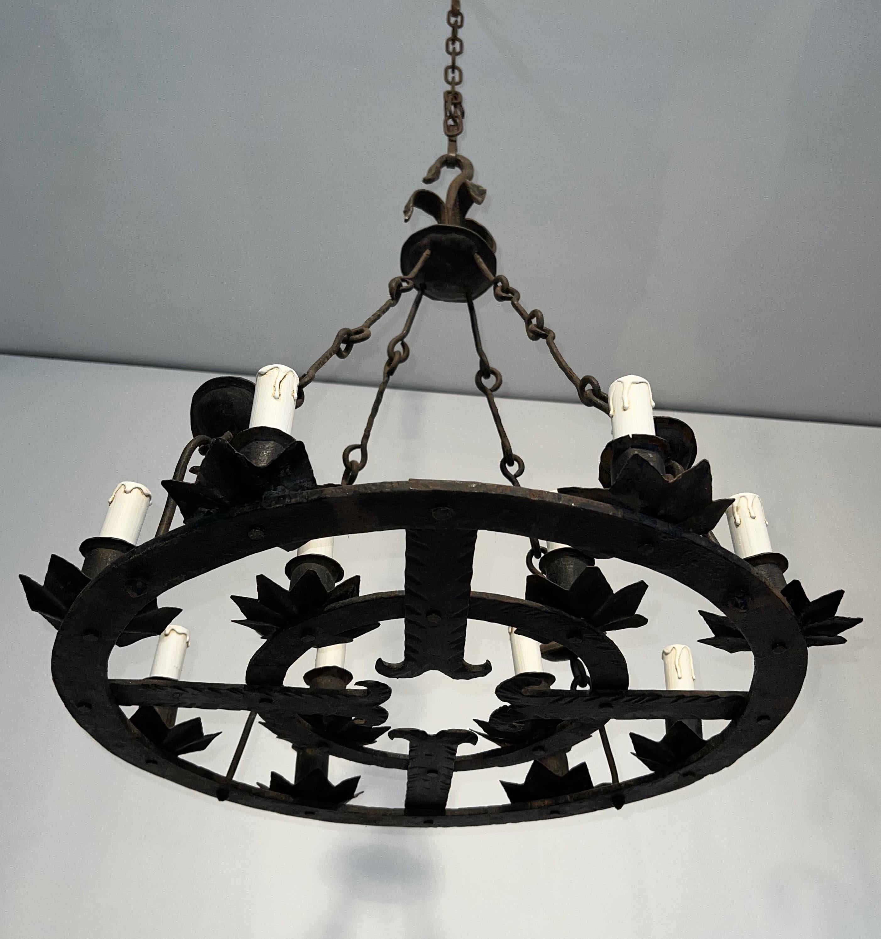 Francese Lampadario in ferro battuto a 12 luci in stile gotico. Circa 1950 in vendita