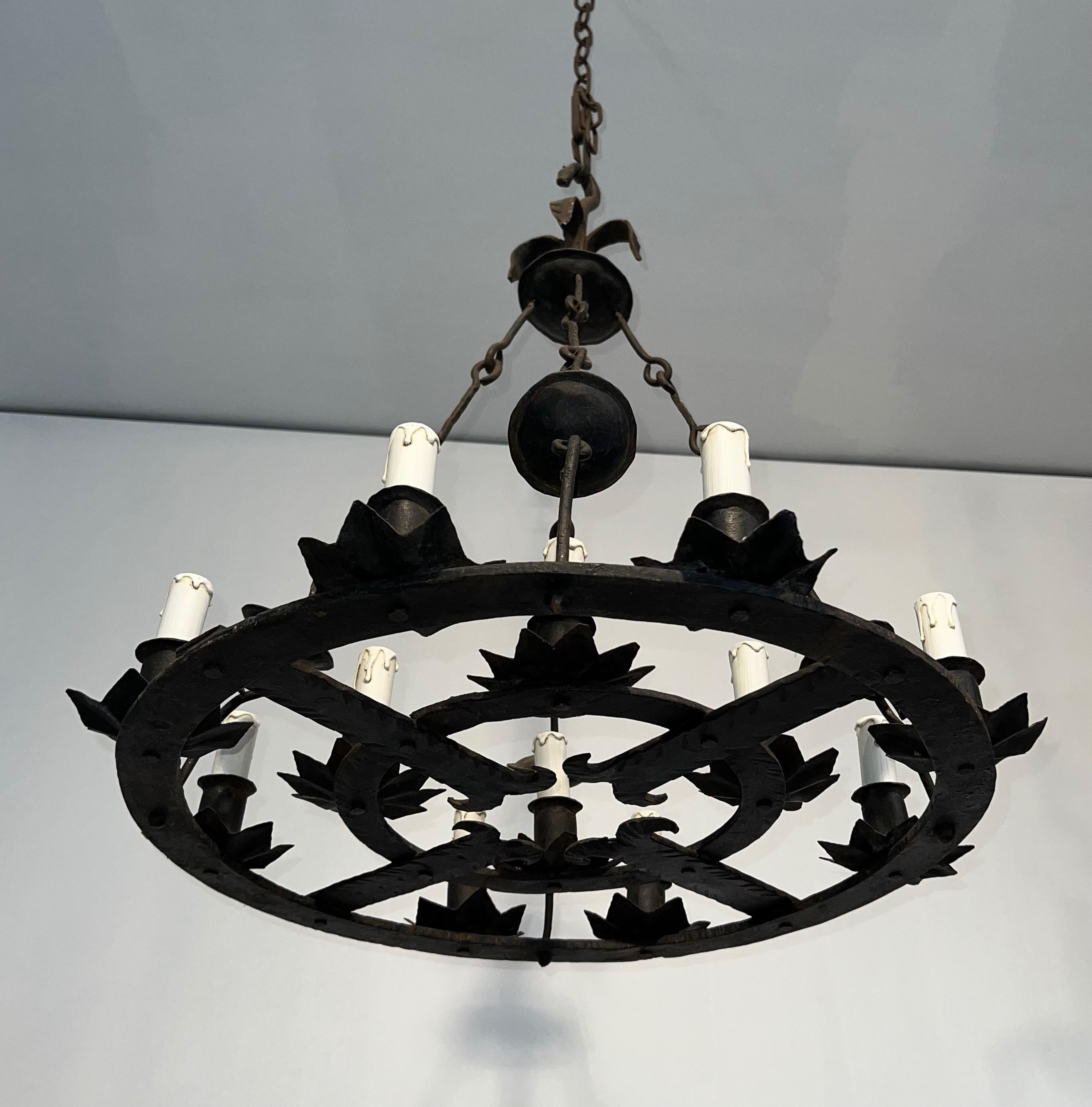 Lampadario in ferro battuto a 12 luci in stile gotico. Circa 1950 In condizioni buone in vendita a Marcq-en-Barœul, Hauts-de-France