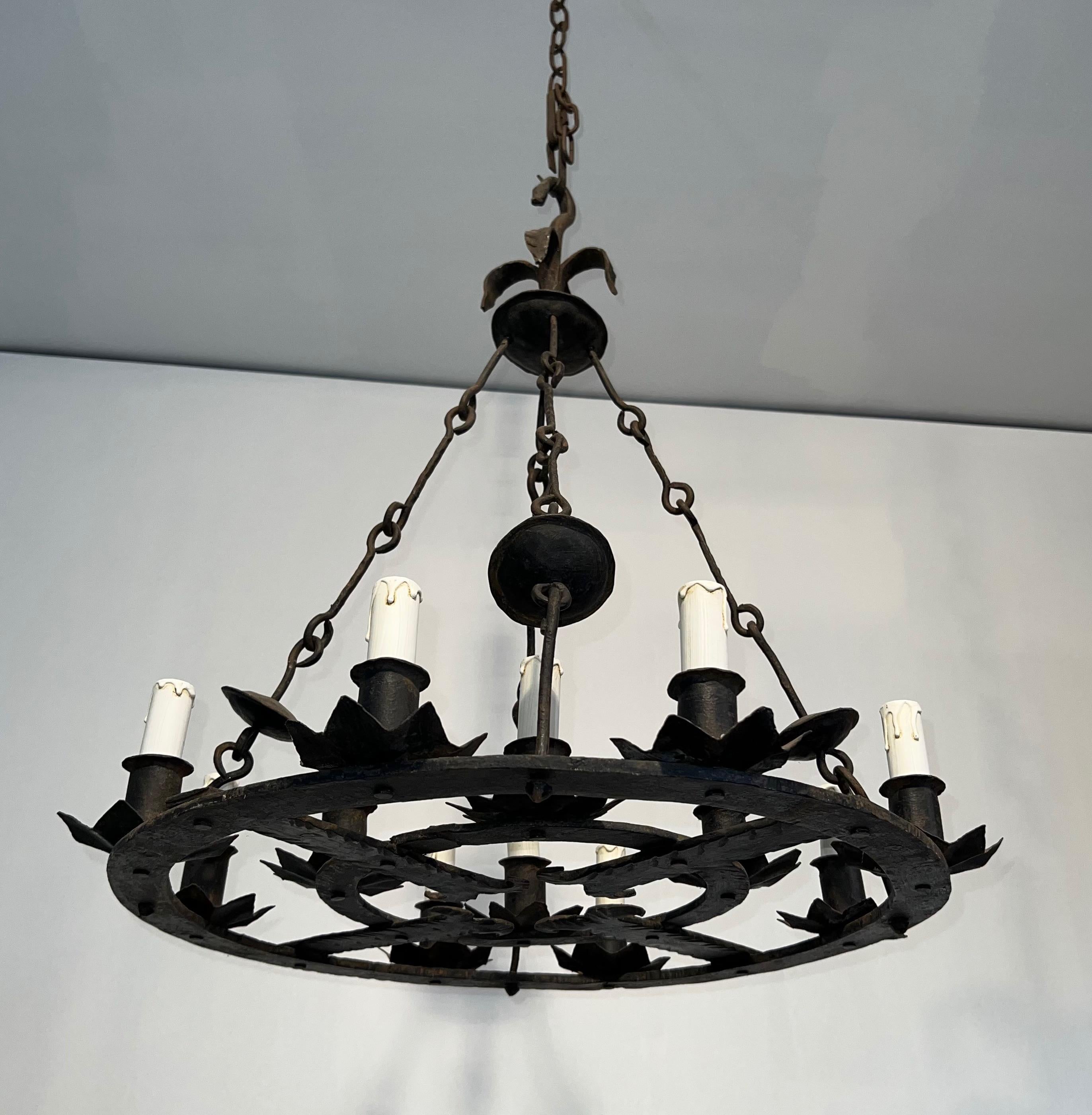 Metà XX secolo Lampadario in ferro battuto a 12 luci in stile gotico. Circa 1950 in vendita