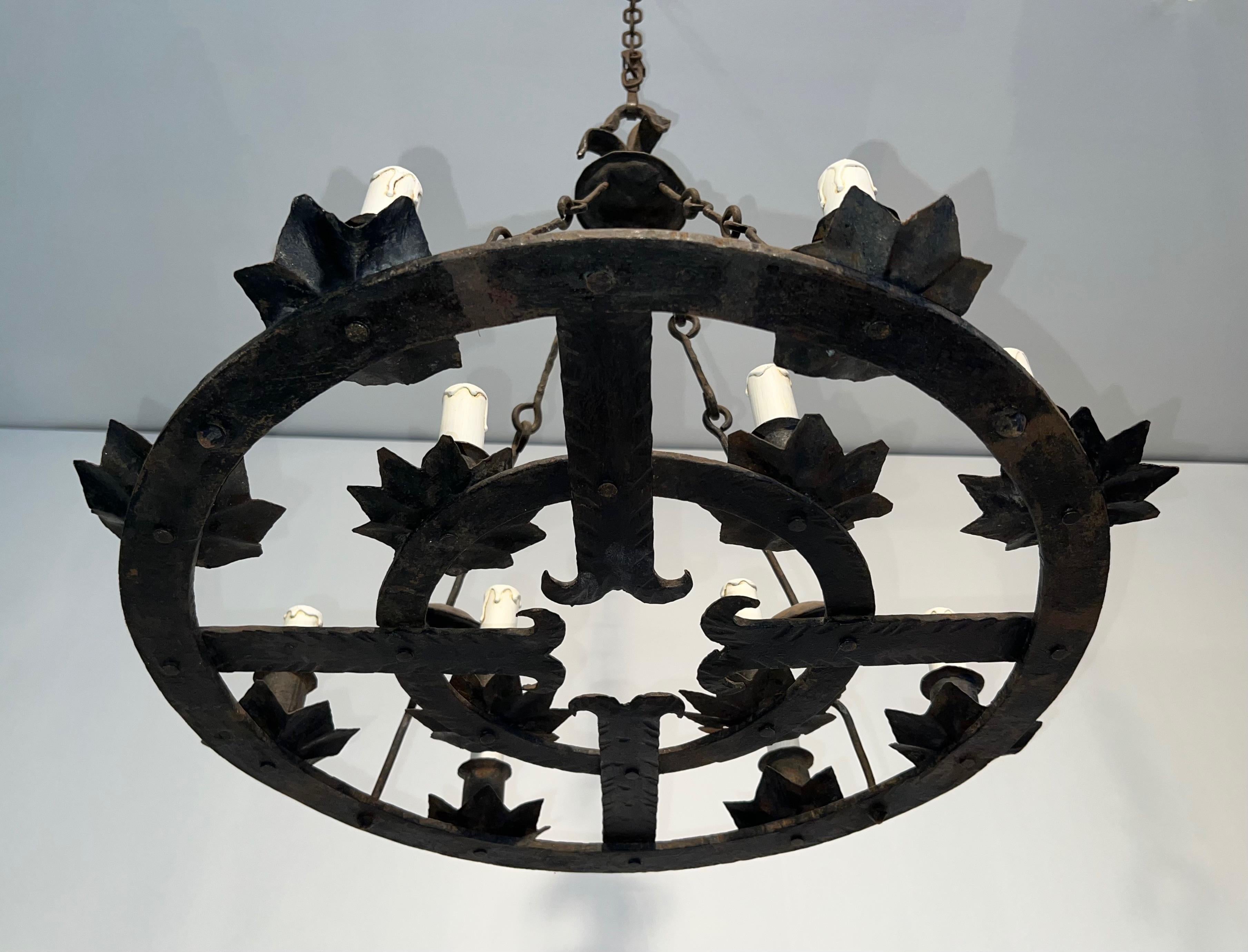 Ferro battuto Lampadario in ferro battuto a 12 luci in stile gotico. Circa 1950 in vendita