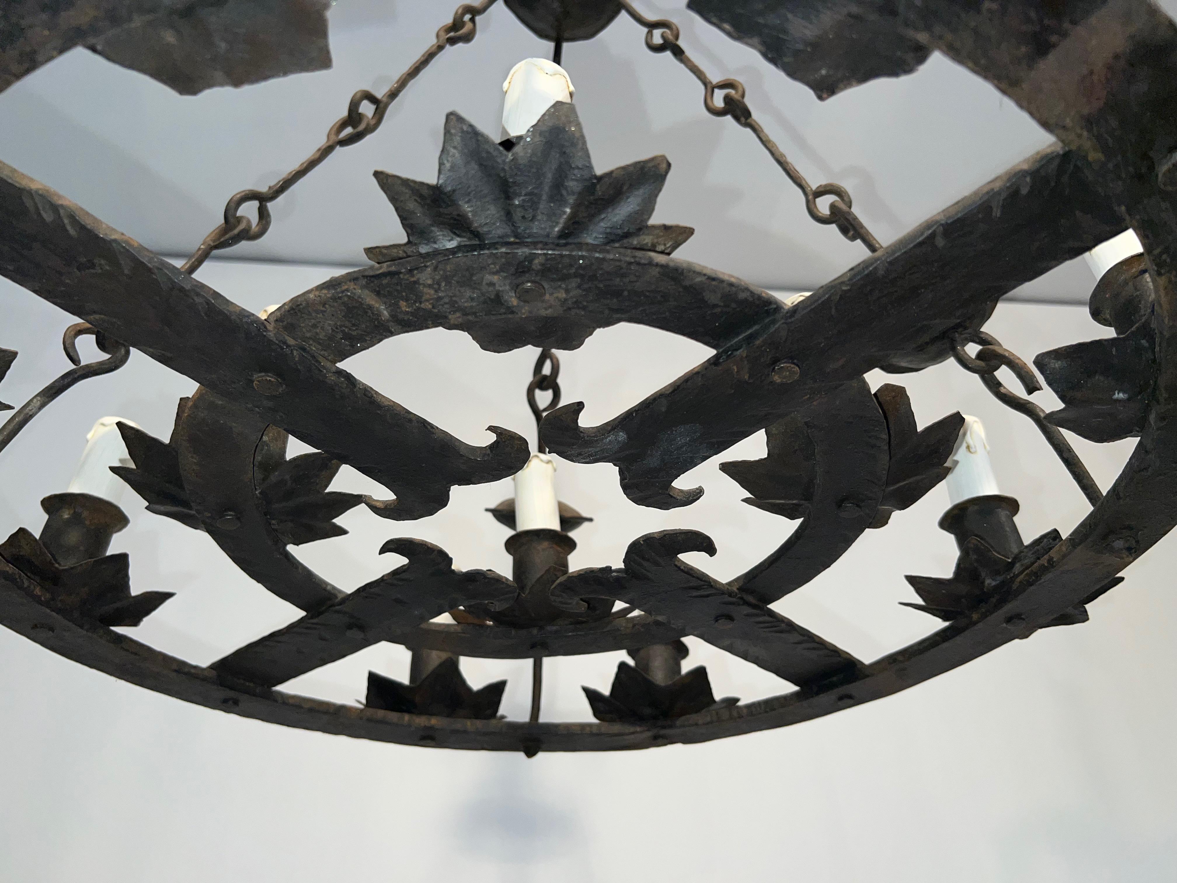 Lampadario in ferro battuto a 12 luci in stile gotico. Circa 1950 in vendita 1