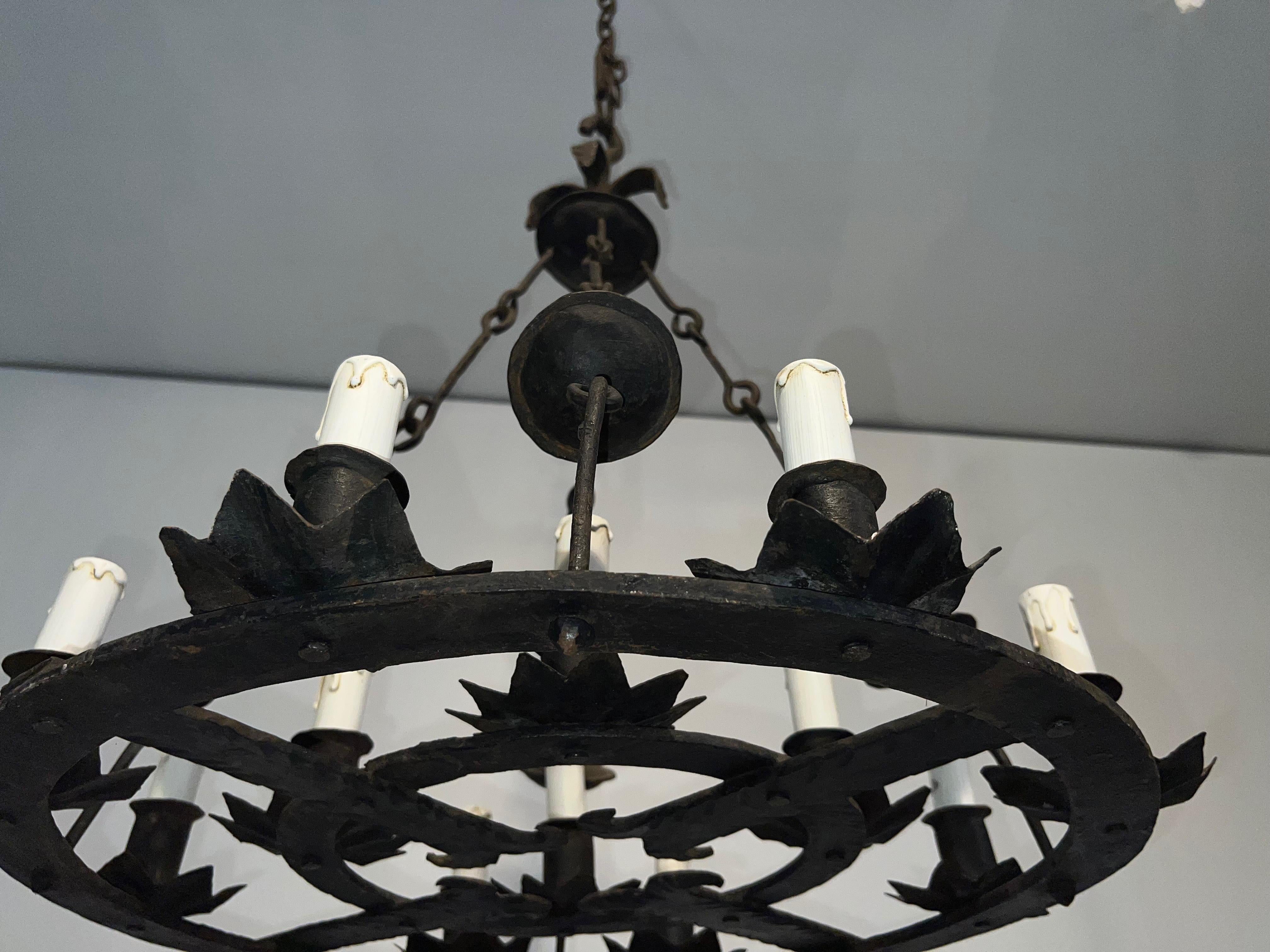 Lampadario in ferro battuto a 12 luci in stile gotico. Circa 1950 in vendita 2