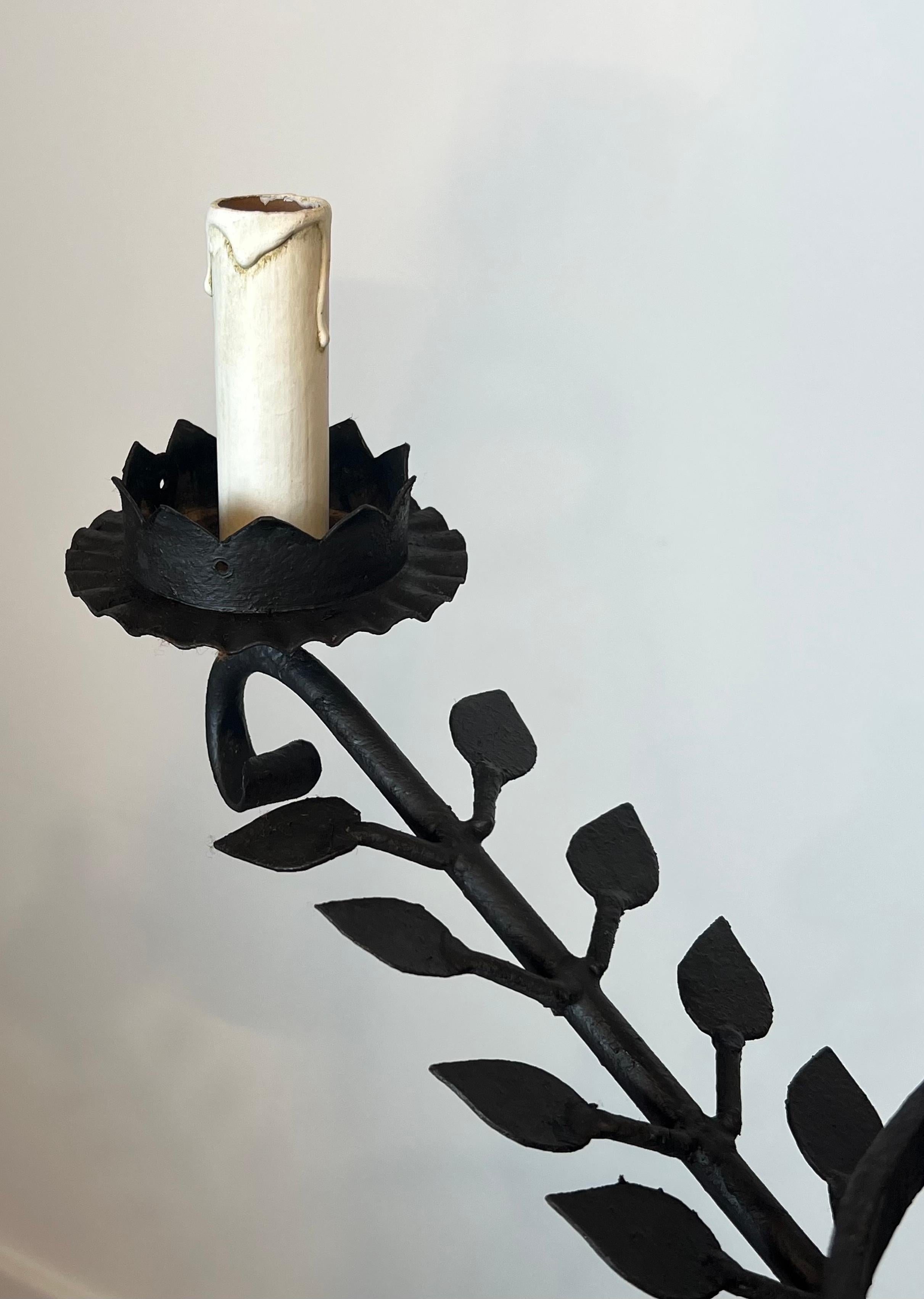 Lampadario in ferro battuto a 5 bracci decorato con foglie in vendita 3