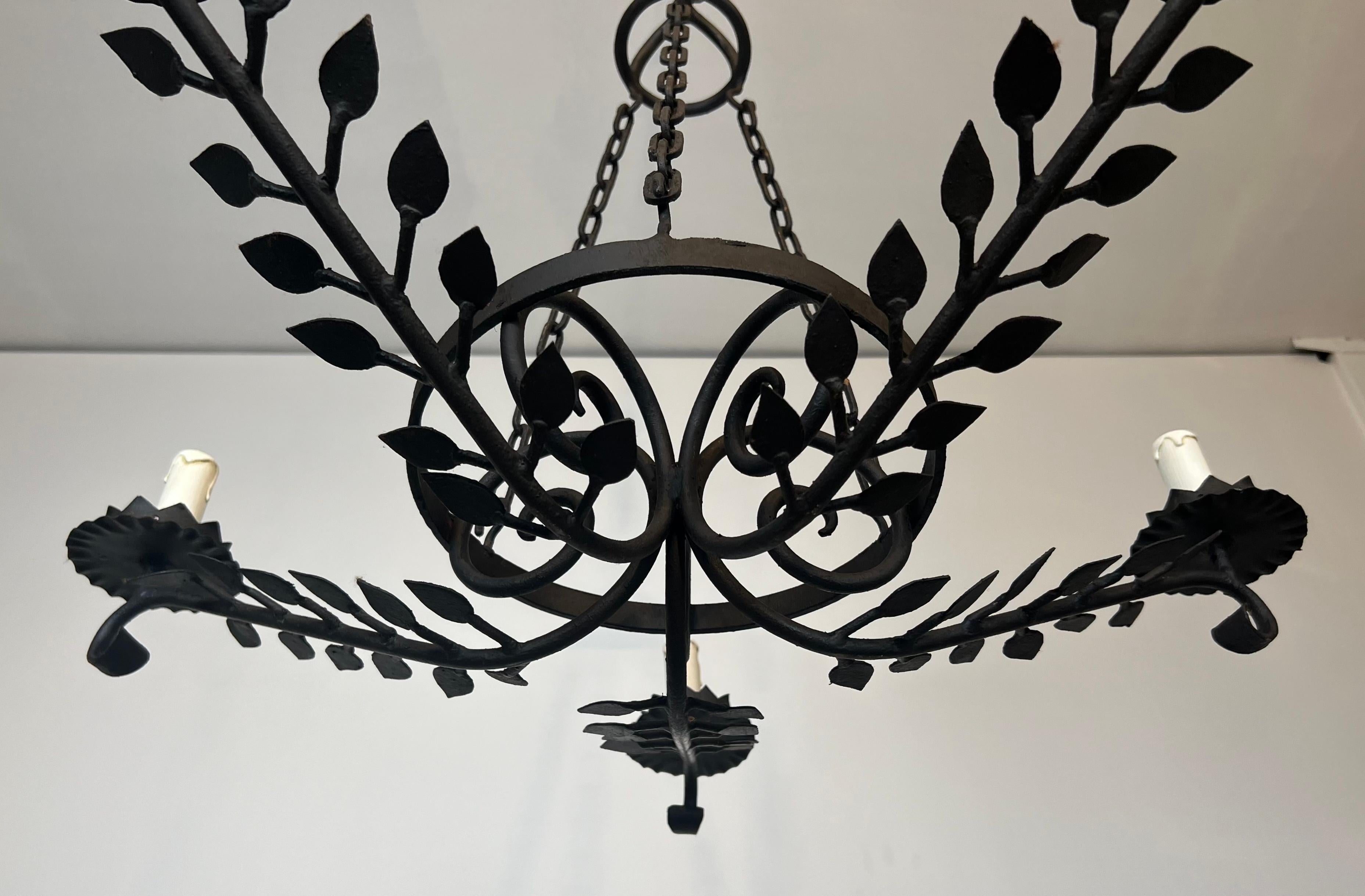 Lampadario in ferro battuto a 5 bracci decorato con foglie in vendita 4