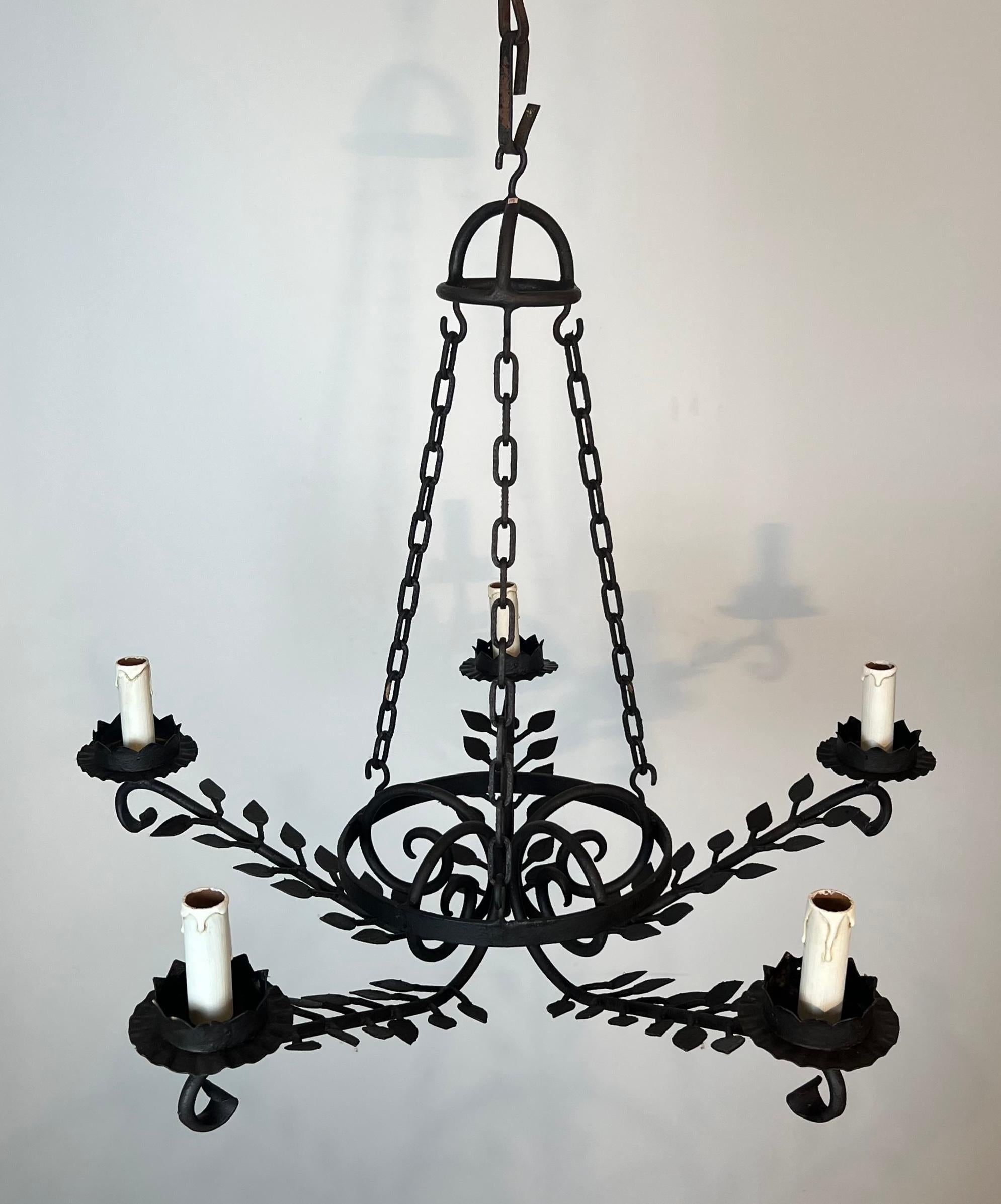 Lampadario in ferro battuto a 5 bracci decorato con foglie in vendita 5