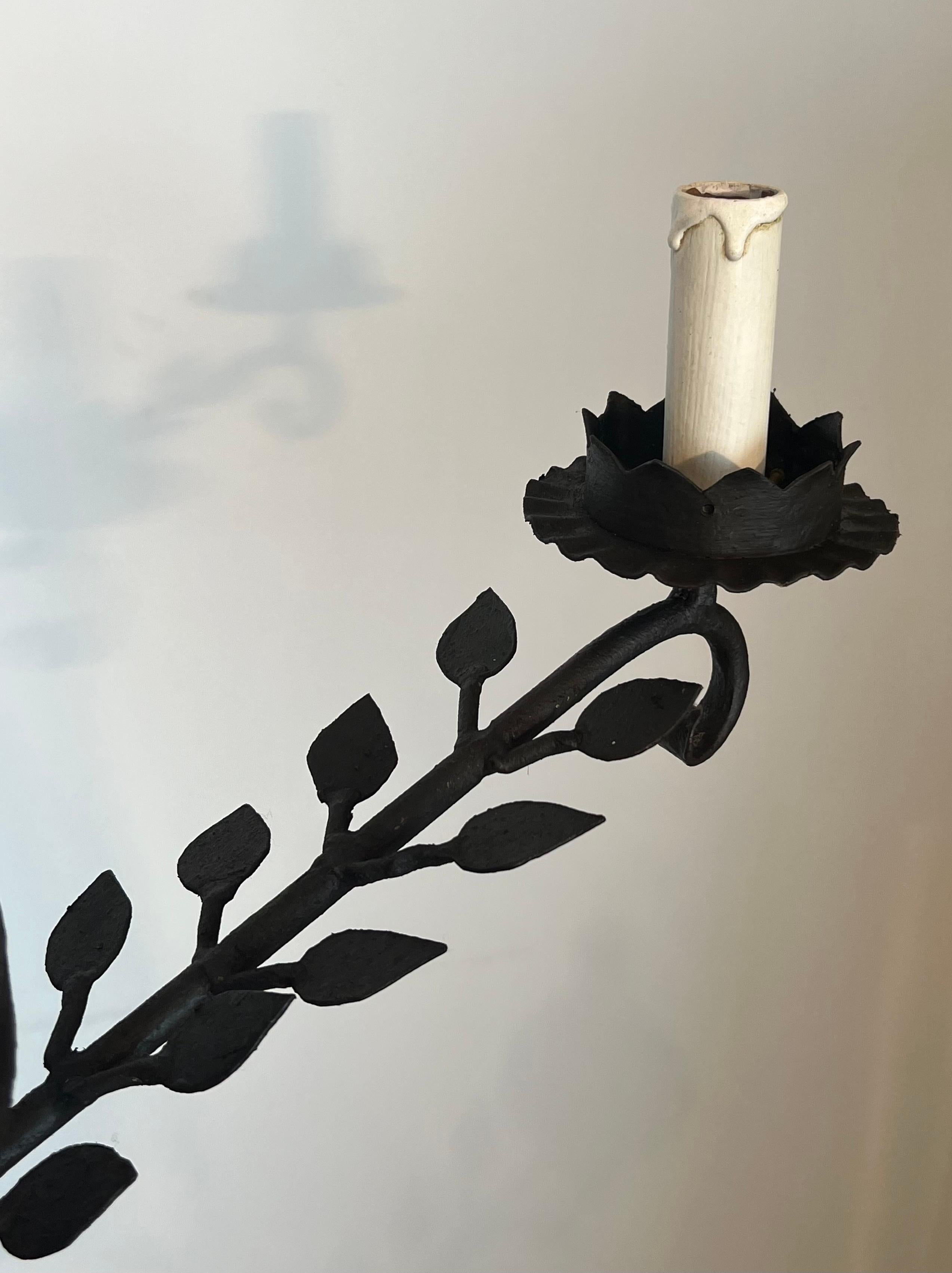 Lampadario in ferro battuto a 5 bracci decorato con foglie in vendita 8