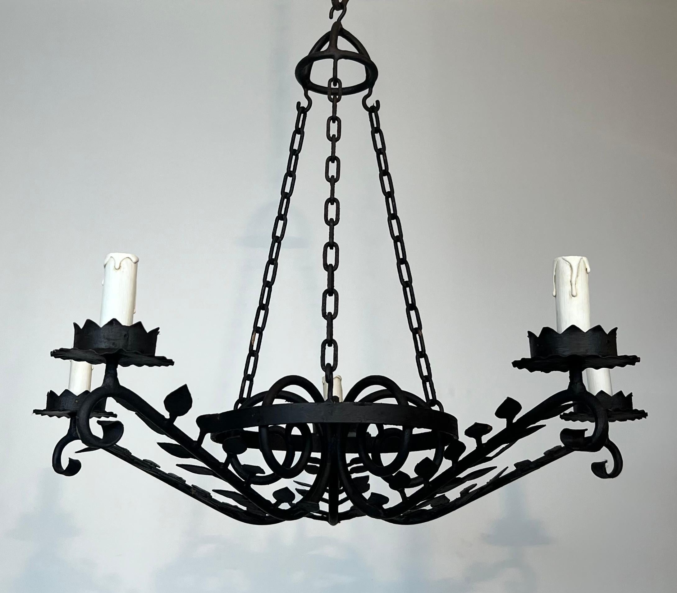 Lampadario in ferro battuto a 5 bracci decorato con foglie in vendita 9