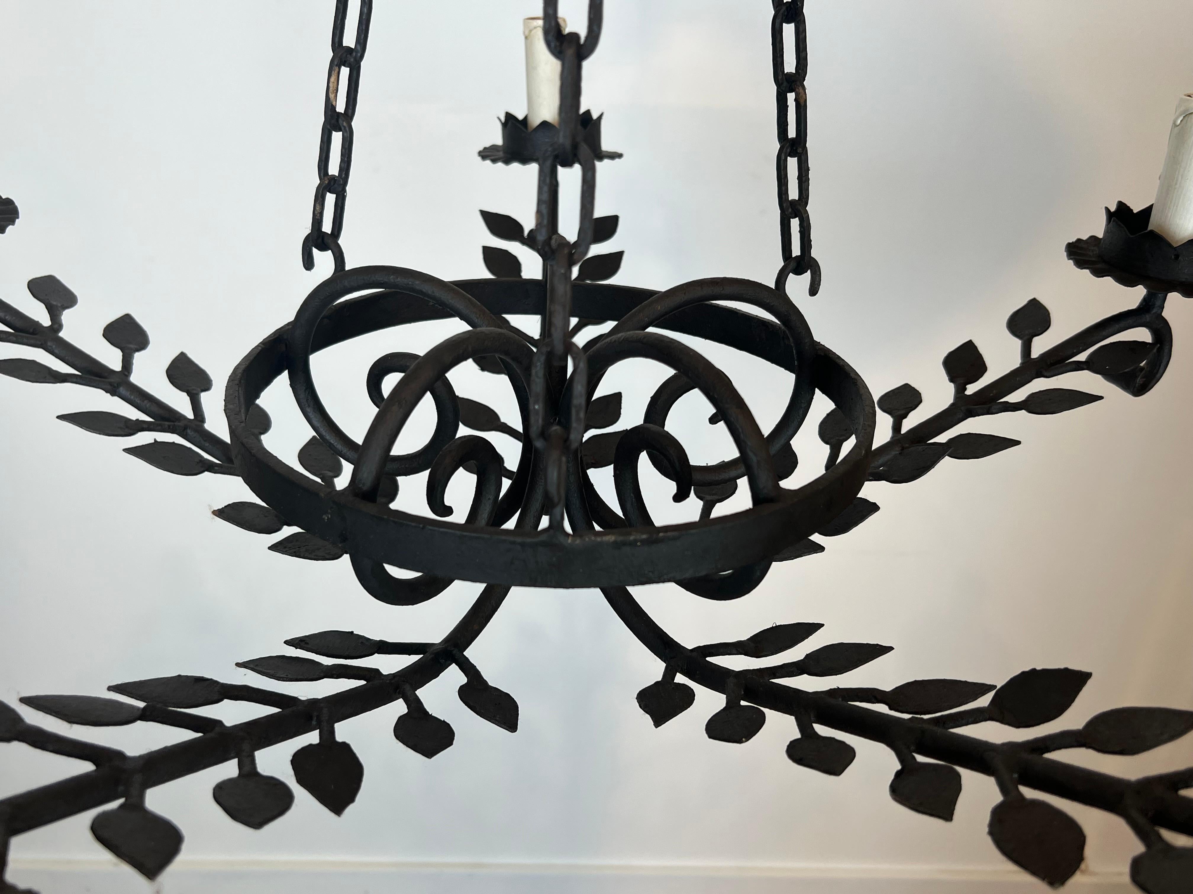 Lampadario in ferro battuto a 5 bracci decorato con foglie in vendita 11