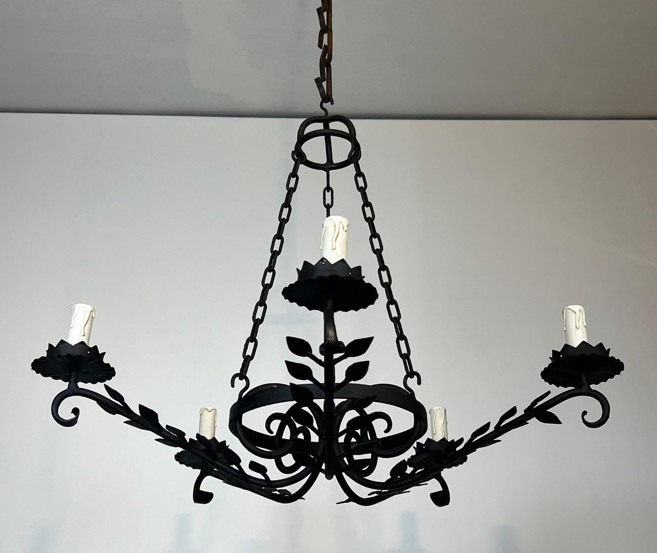 Lampadario in ferro battuto a 5 bracci decorato con foglie in vendita 12