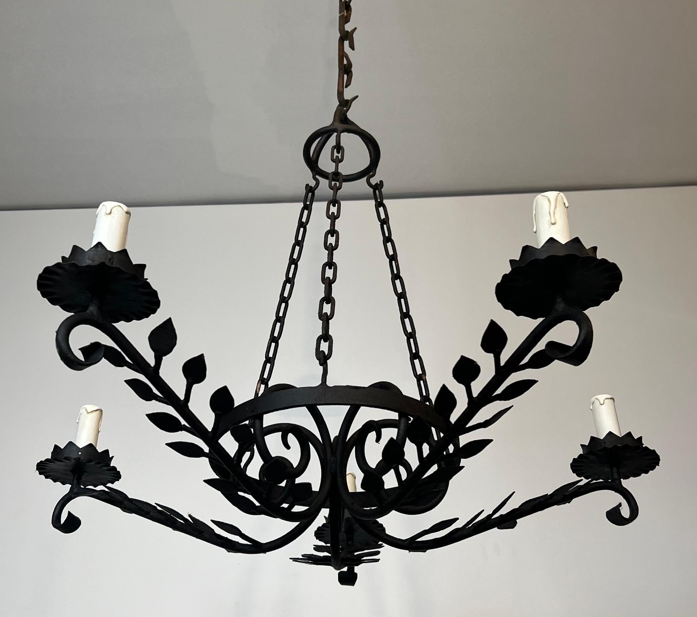 Lampadario in ferro battuto a 5 bracci decorato con foglie in vendita 13