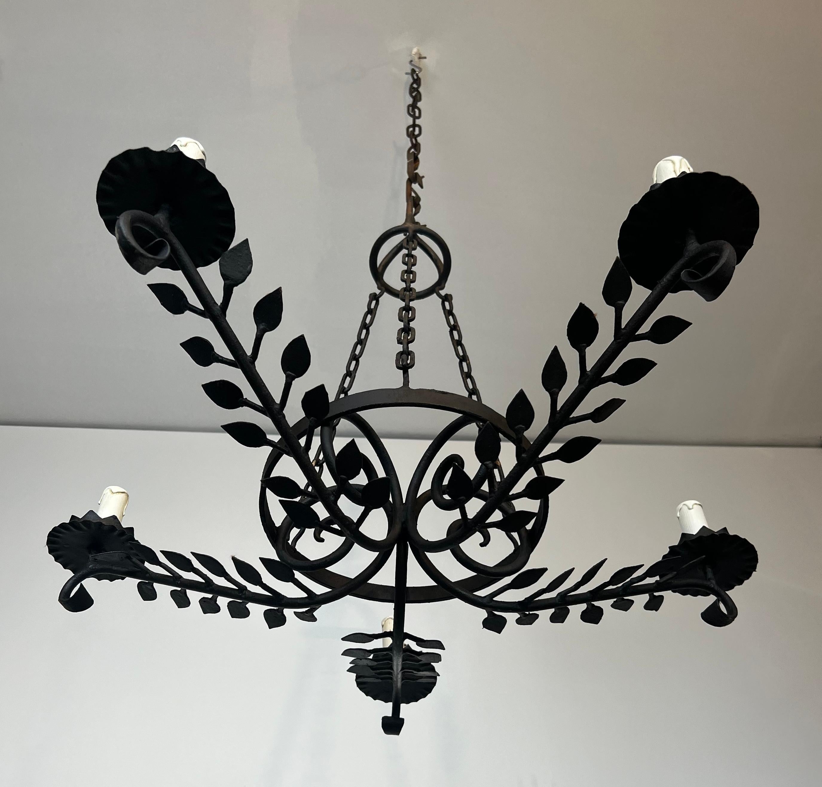 Mid-Century moderno Lampadario in ferro battuto a 5 bracci decorato con foglie in vendita