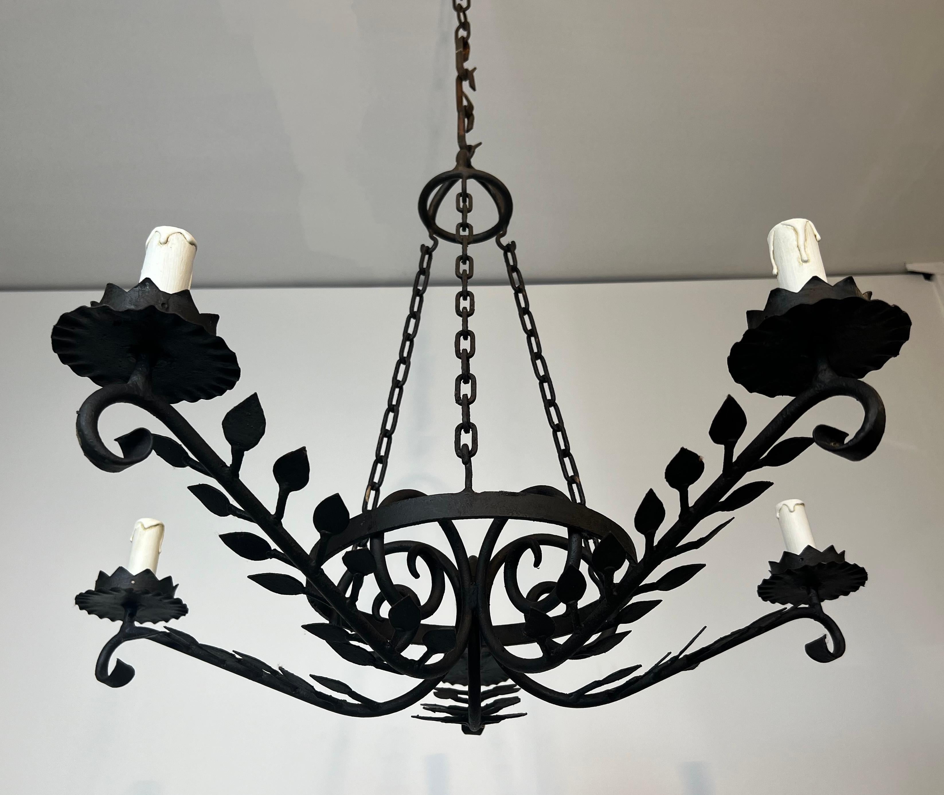 Francese Lampadario in ferro battuto a 5 bracci decorato con foglie in vendita