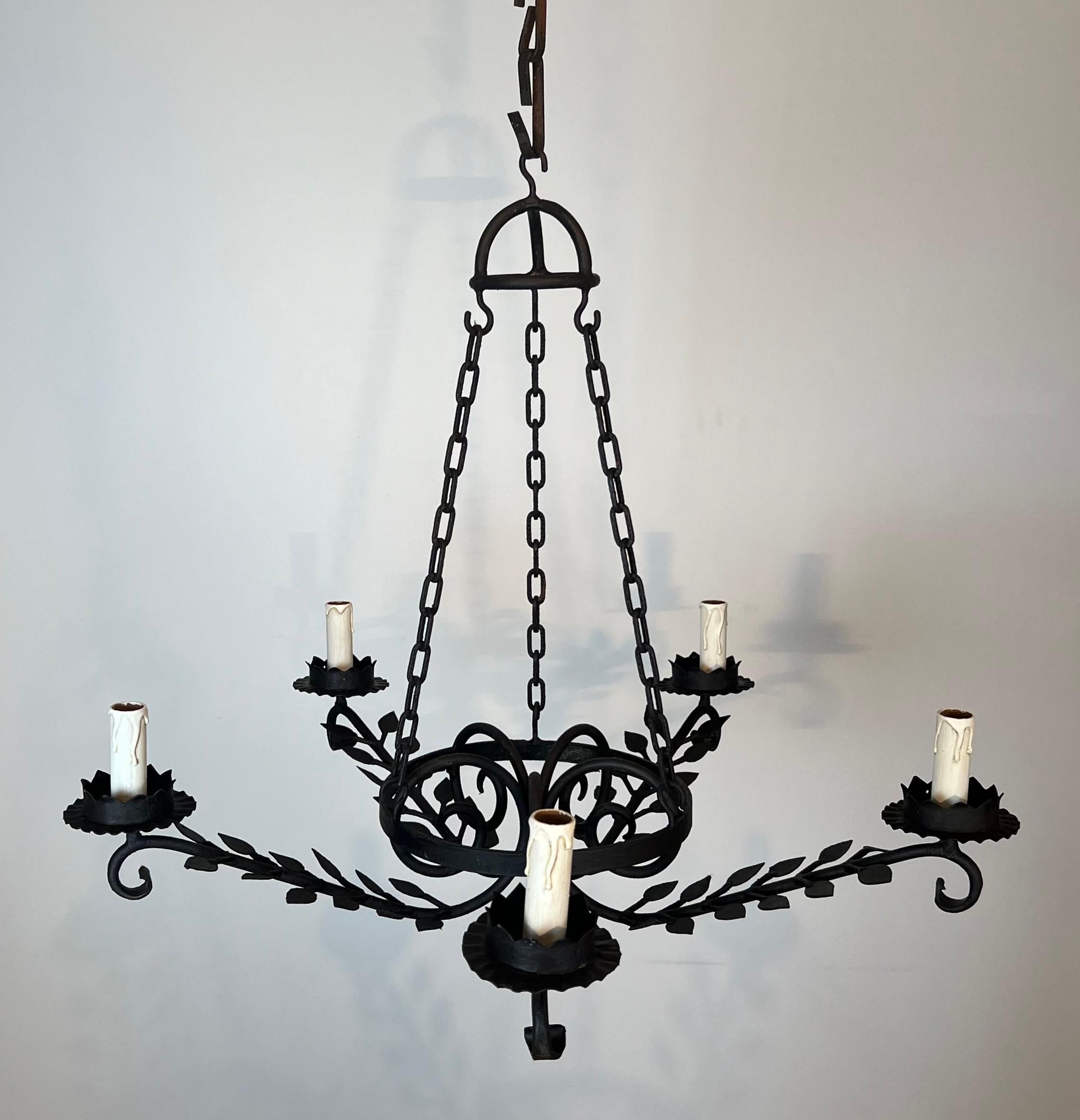 Lampadario in ferro battuto a 5 bracci decorato con foglie In condizioni buone in vendita a Marcq-en-Barœul, Hauts-de-France