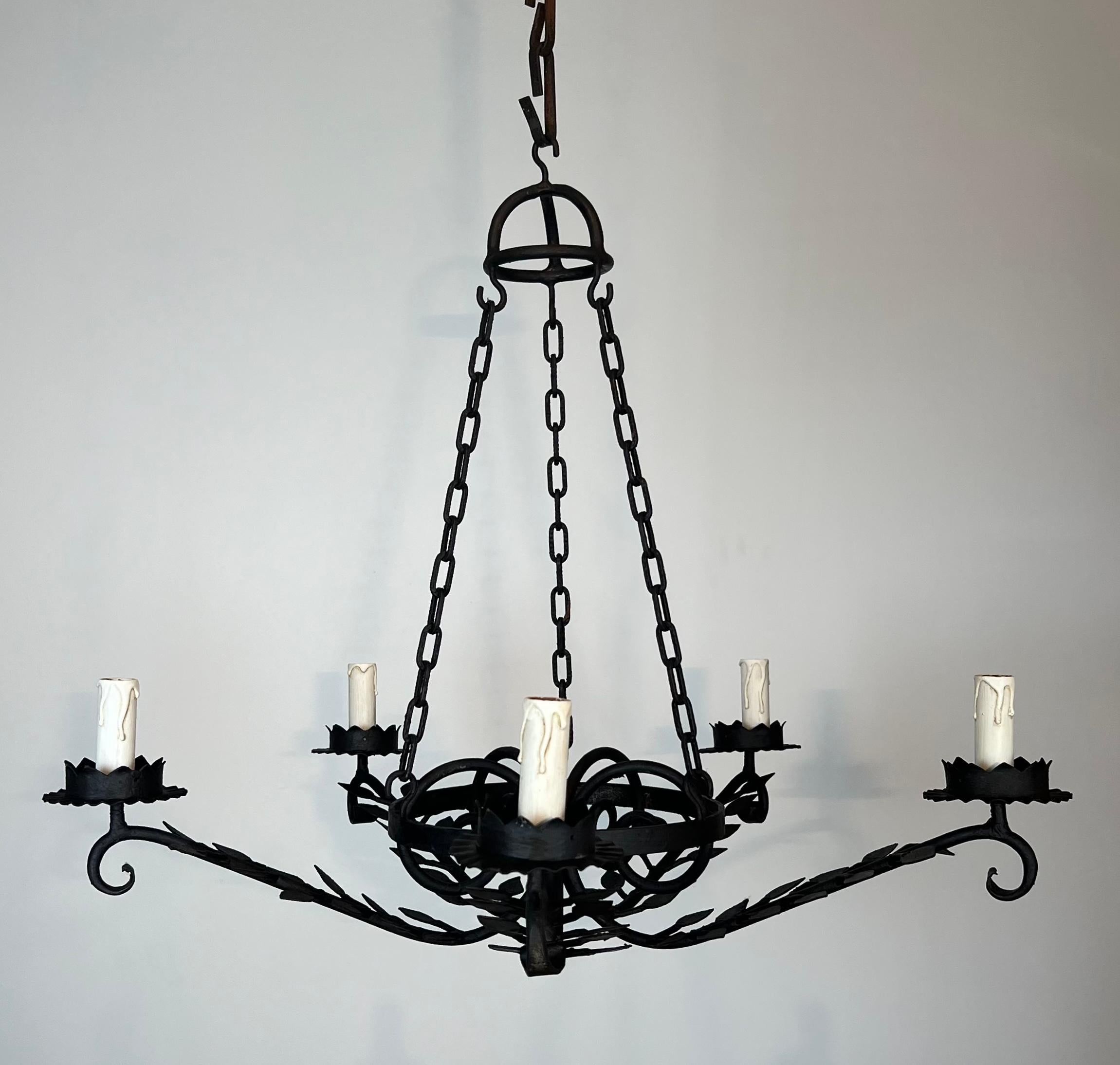 Metà XX secolo Lampadario in ferro battuto a 5 bracci decorato con foglie in vendita