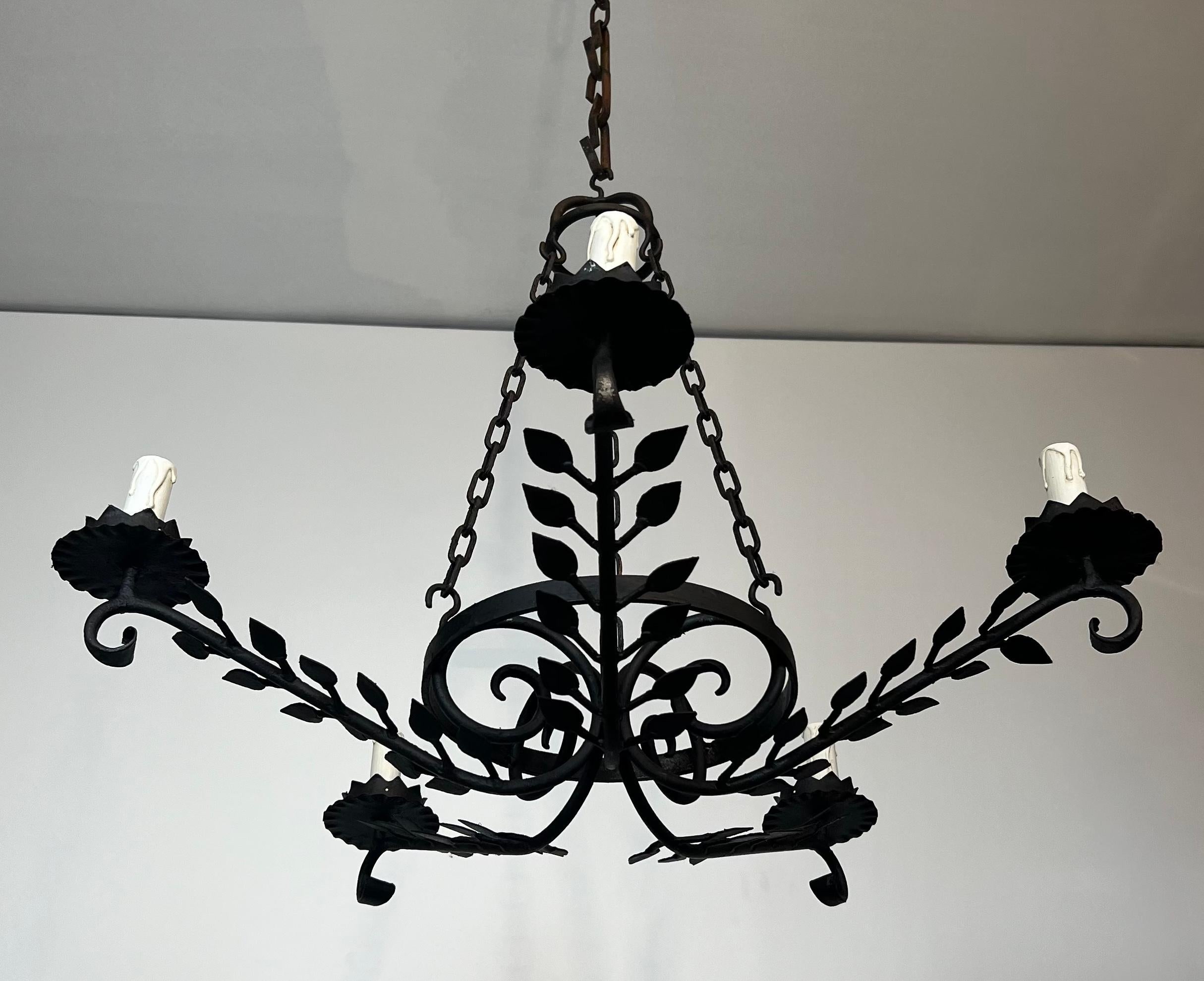 Ferro battuto Lampadario in ferro battuto a 5 bracci decorato con foglie in vendita