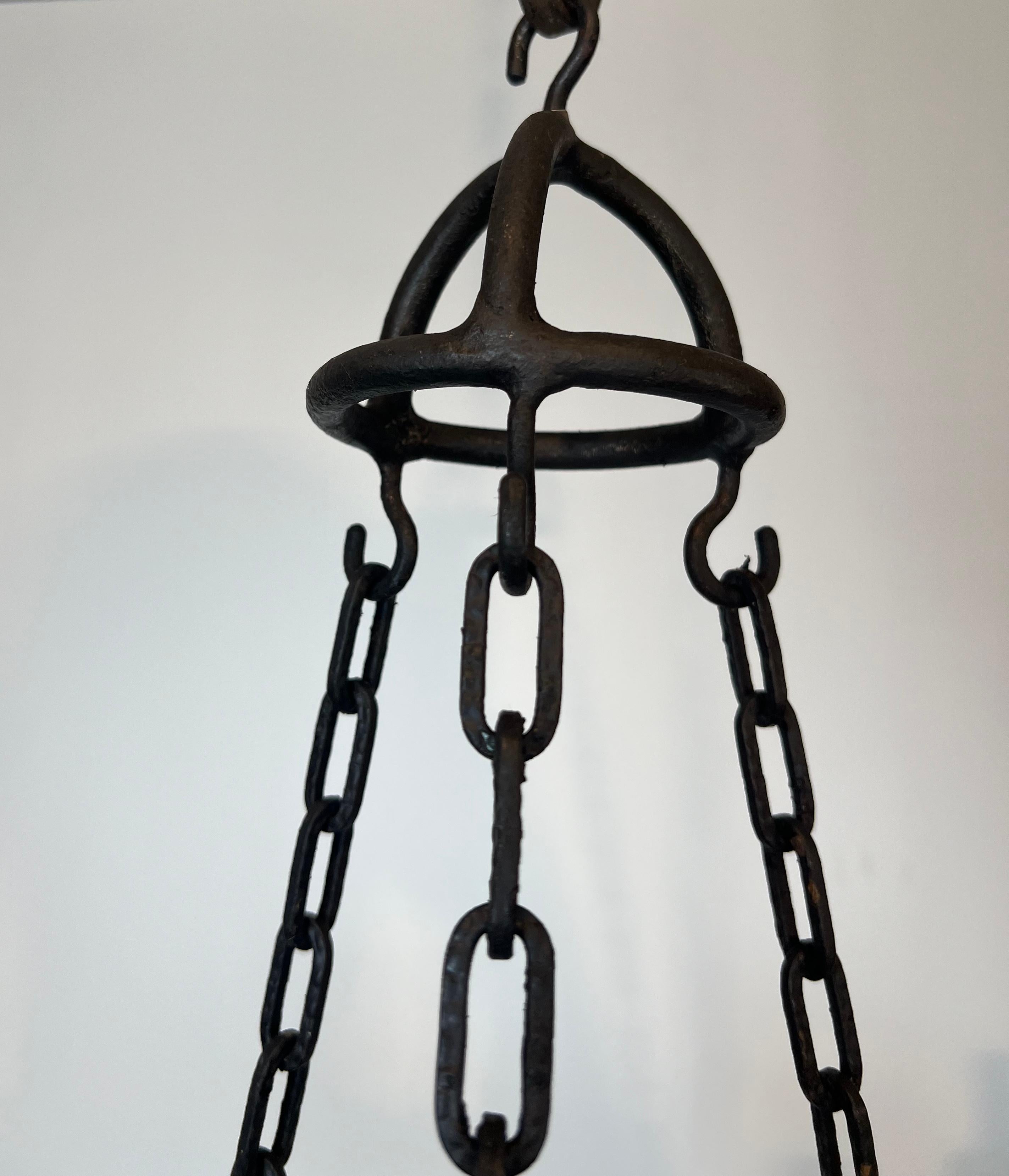 Lampadario in ferro battuto a 5 bracci decorato con foglie in vendita 1