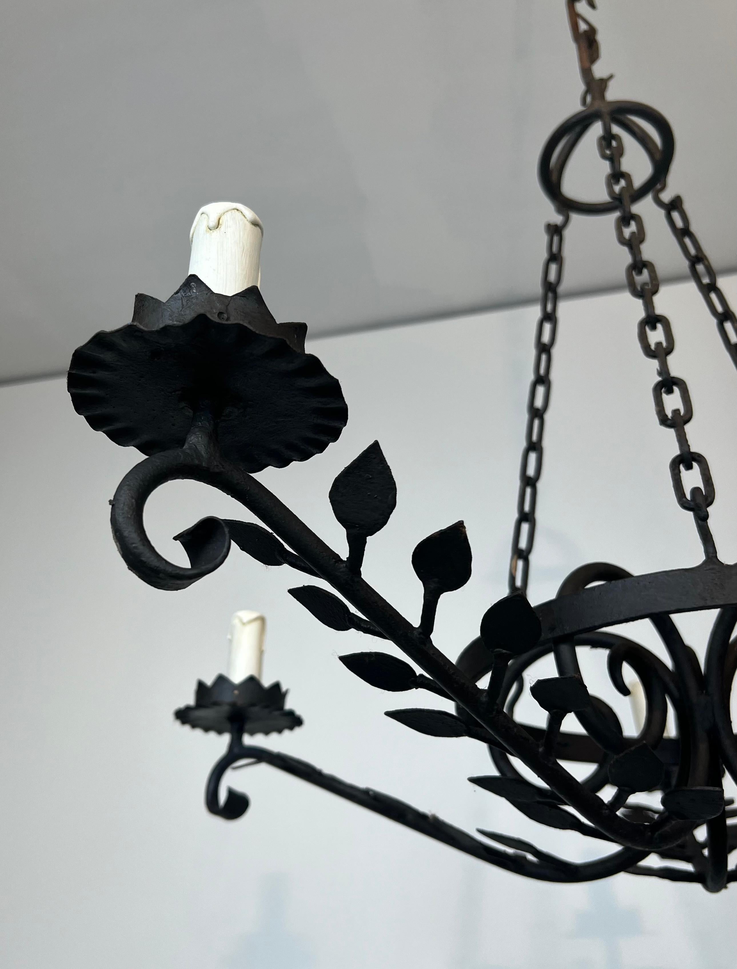 Lampadario in ferro battuto a 5 bracci decorato con foglie in vendita 2