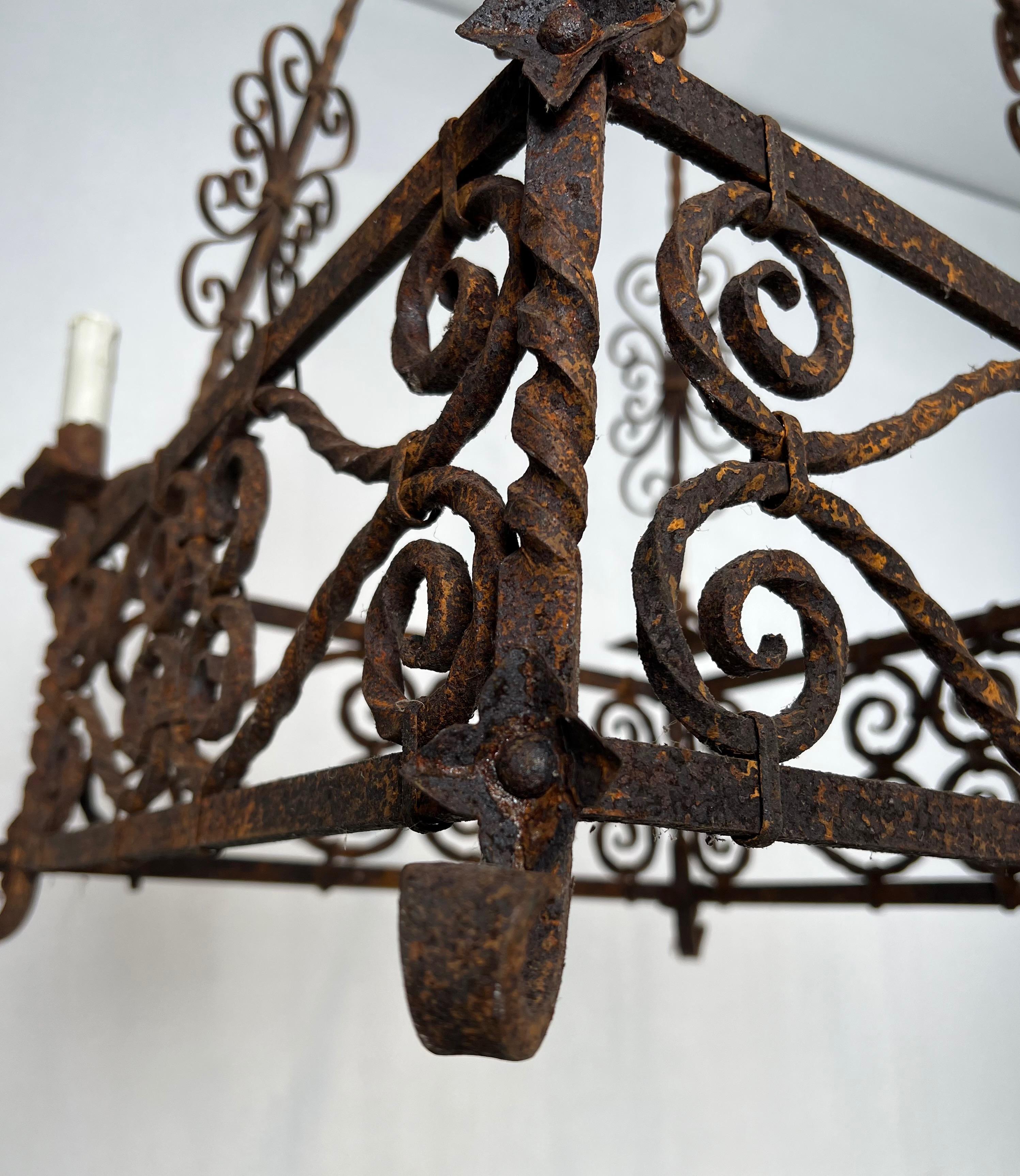 Lampadario in ferro battuto a 8 bracci in stile gotico. Circa 1950 in vendita 3